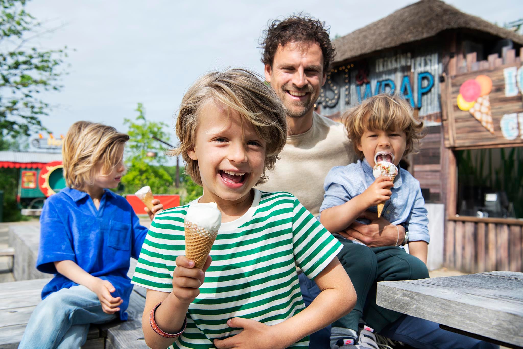 Jongetje die ijsje eet voor toast 'n wrap in walibi holland