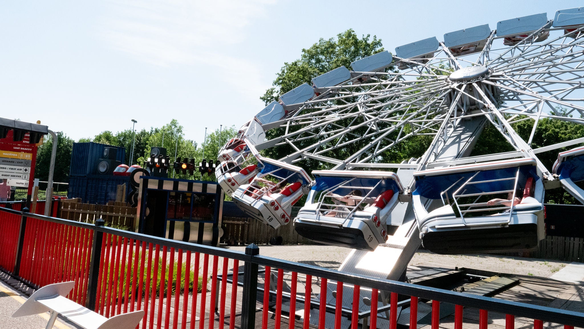 Steigen Sie bei G-Force in Walibi Holland ein.