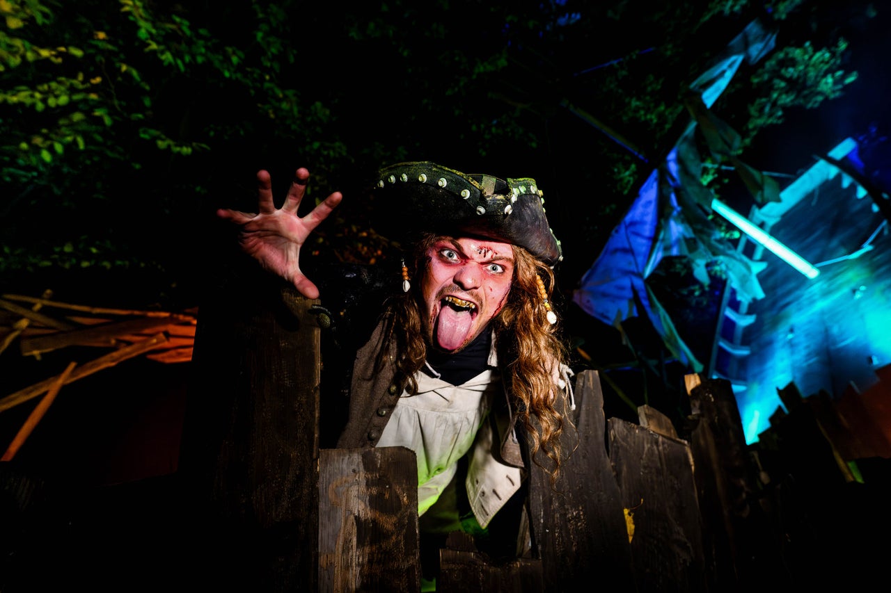 Houd je hoofd boven water in Pirates Cove - Scare Zone - Halloween Fright Nights