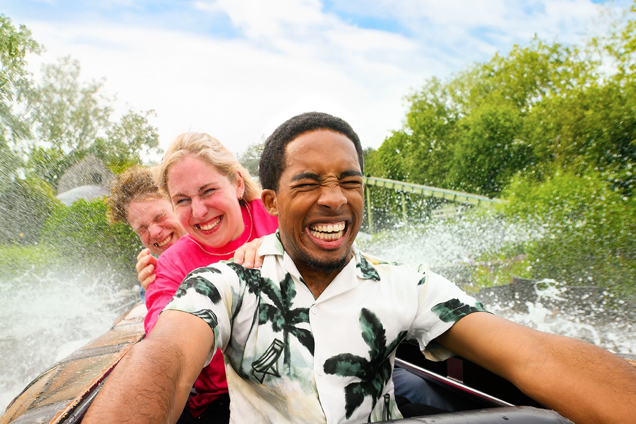 Een gezin in Crazy River in Walibi Holland.