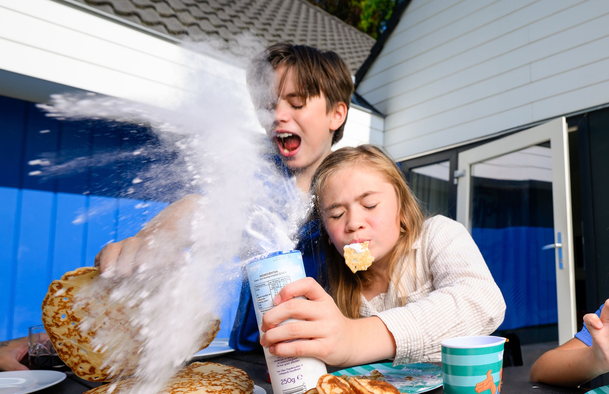Samen pannekoeken eten bij het vakantiehuisje.