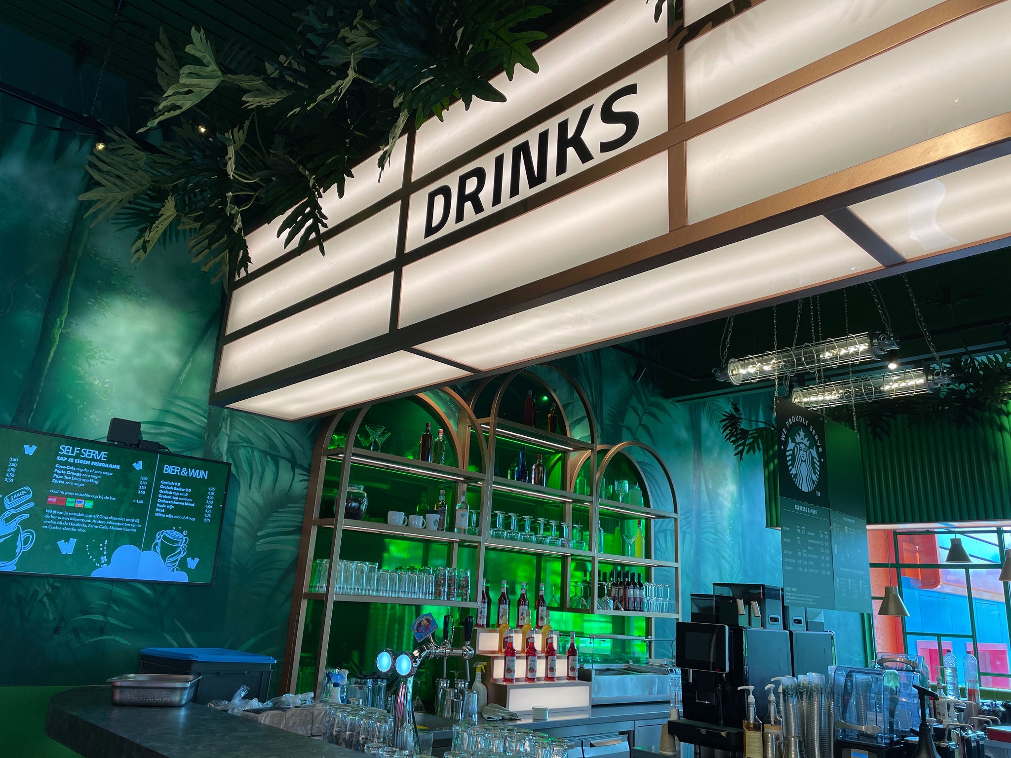 De bar van Yummy Tummy met heerlijke Starbucks specialiteiten.
