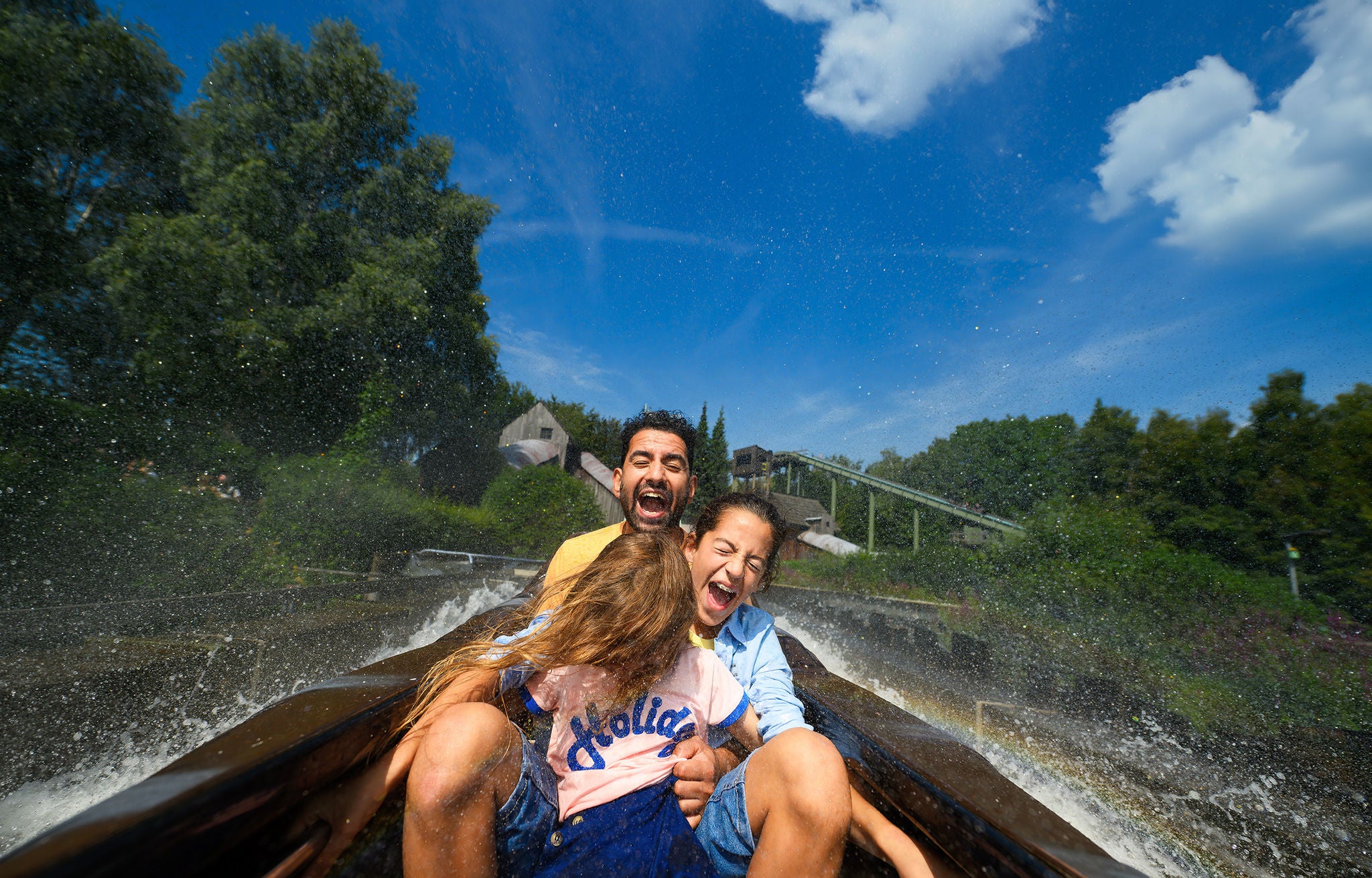 Eine Familie in Crazy River in Walibi Holland.