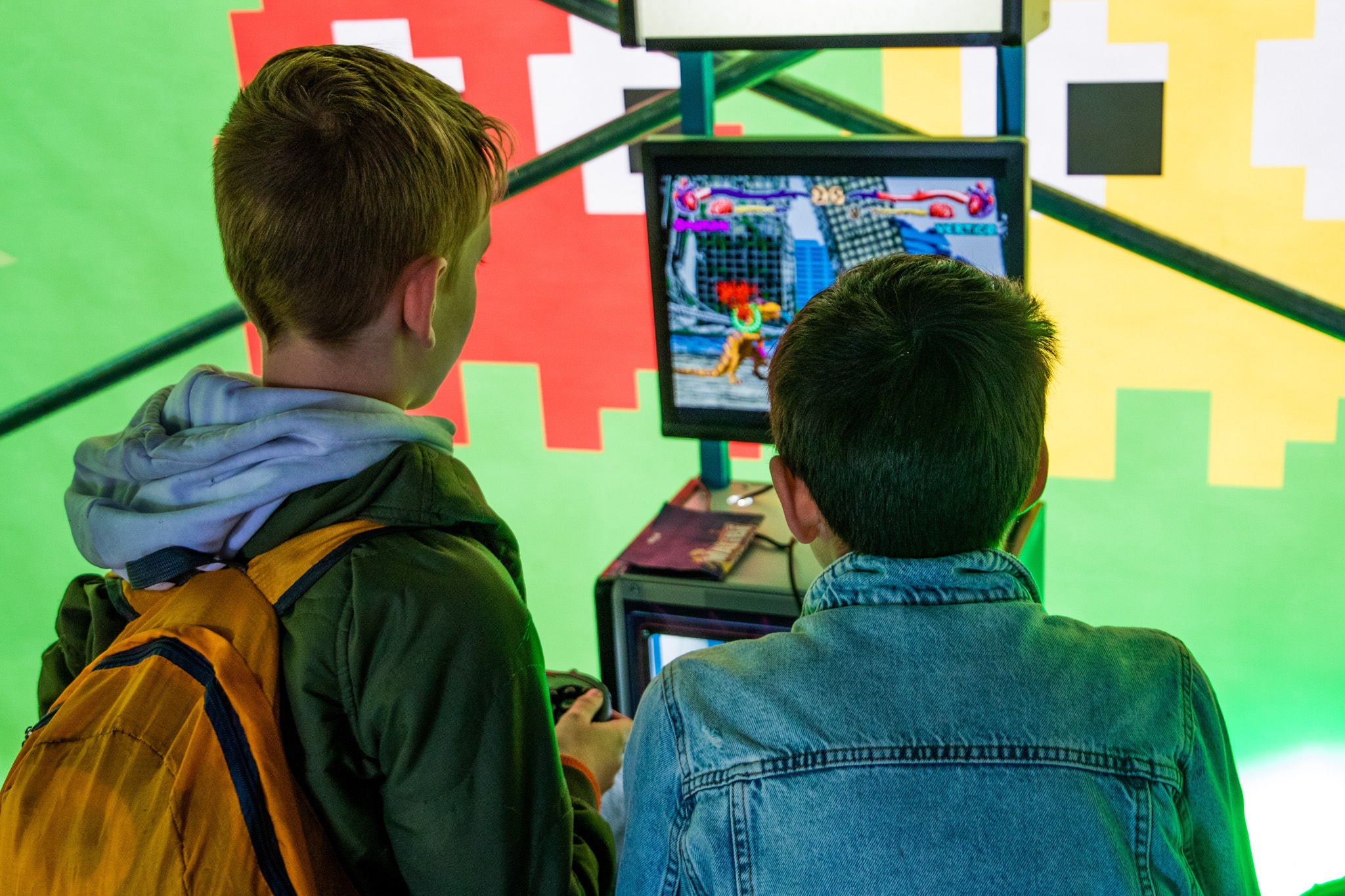 Retro games spelen tijdens Walibi Play.