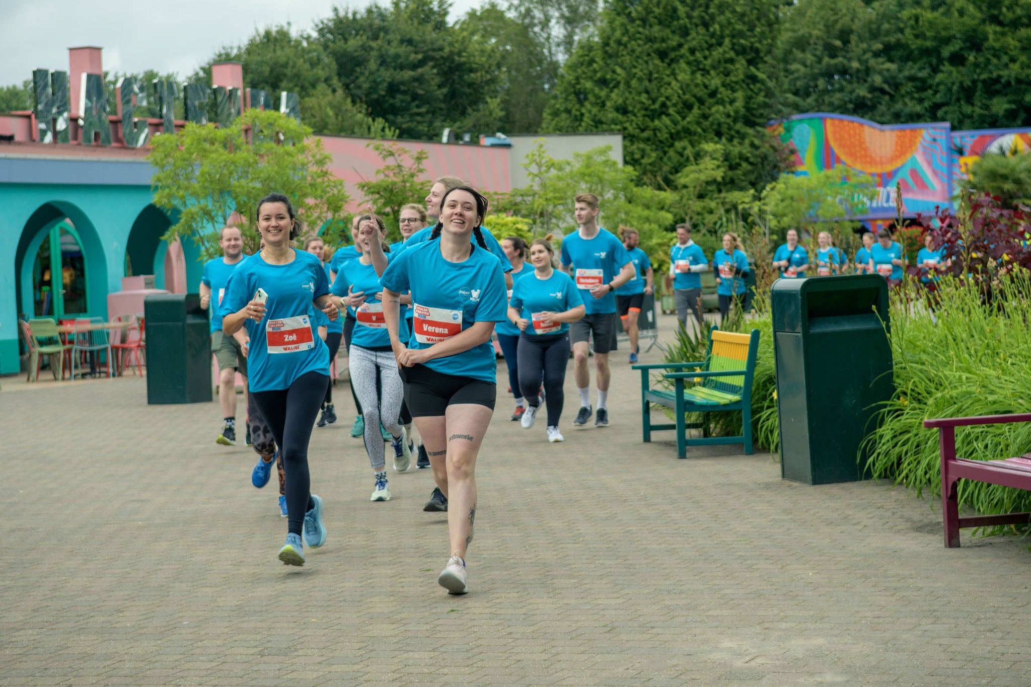 Ren samen met vrienden mee tijdens de Rollercoaster Run in Walibi.