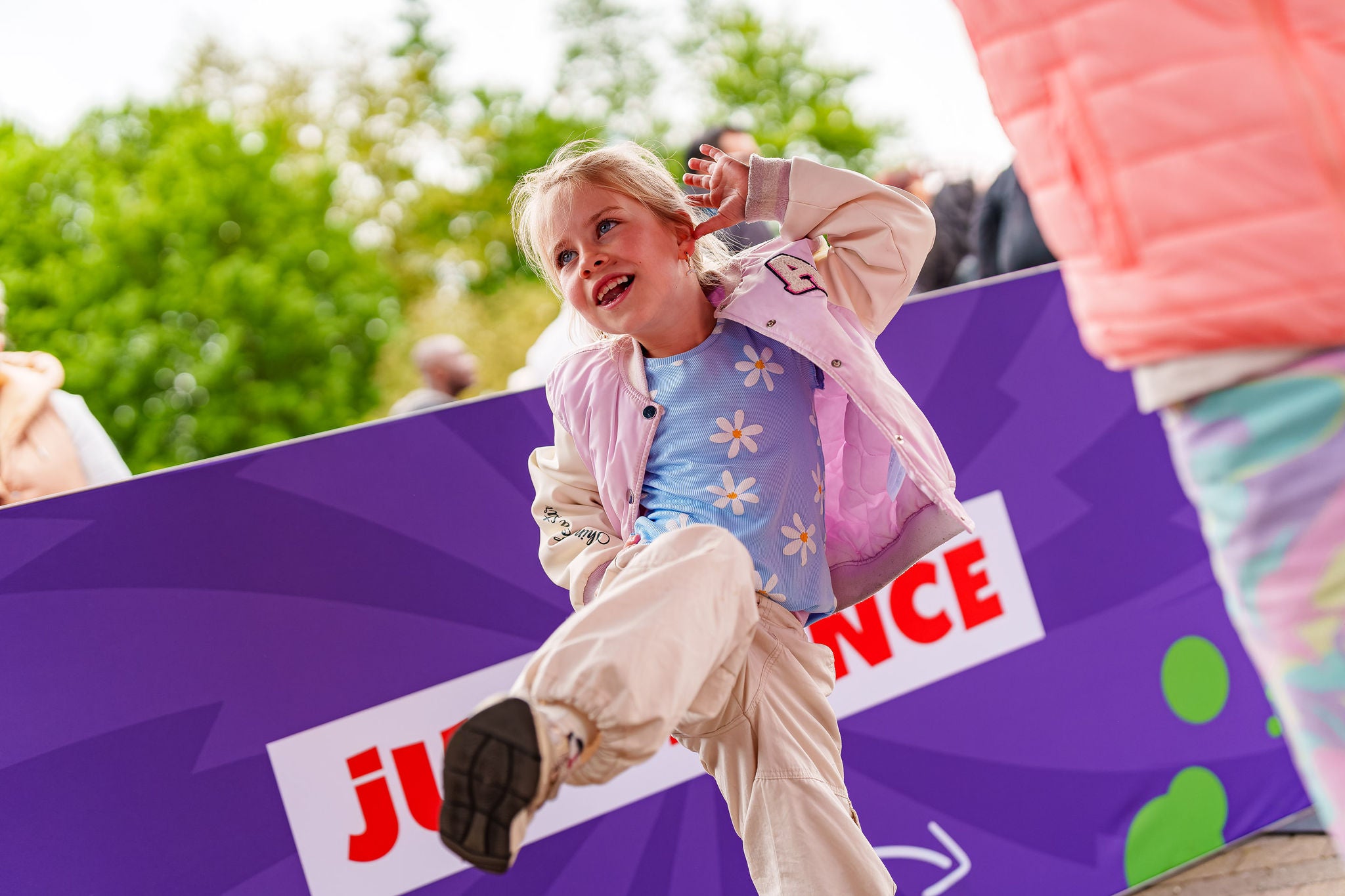 Blij en dansend meisje tijdens Walibi Play