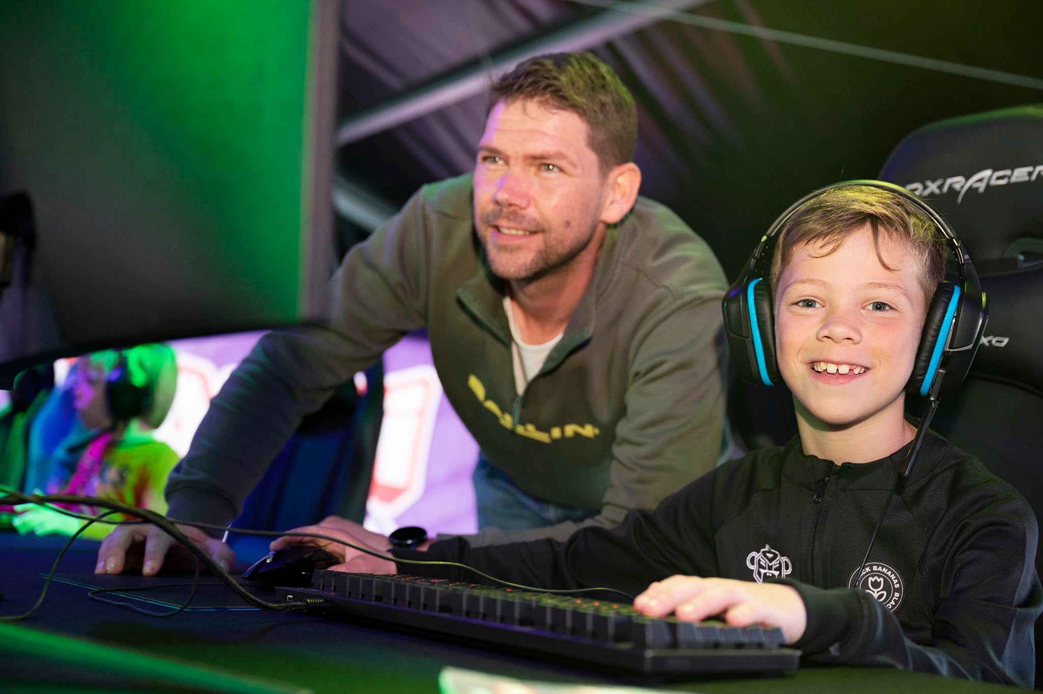 Ouder en kind tijdens Walibi Play.