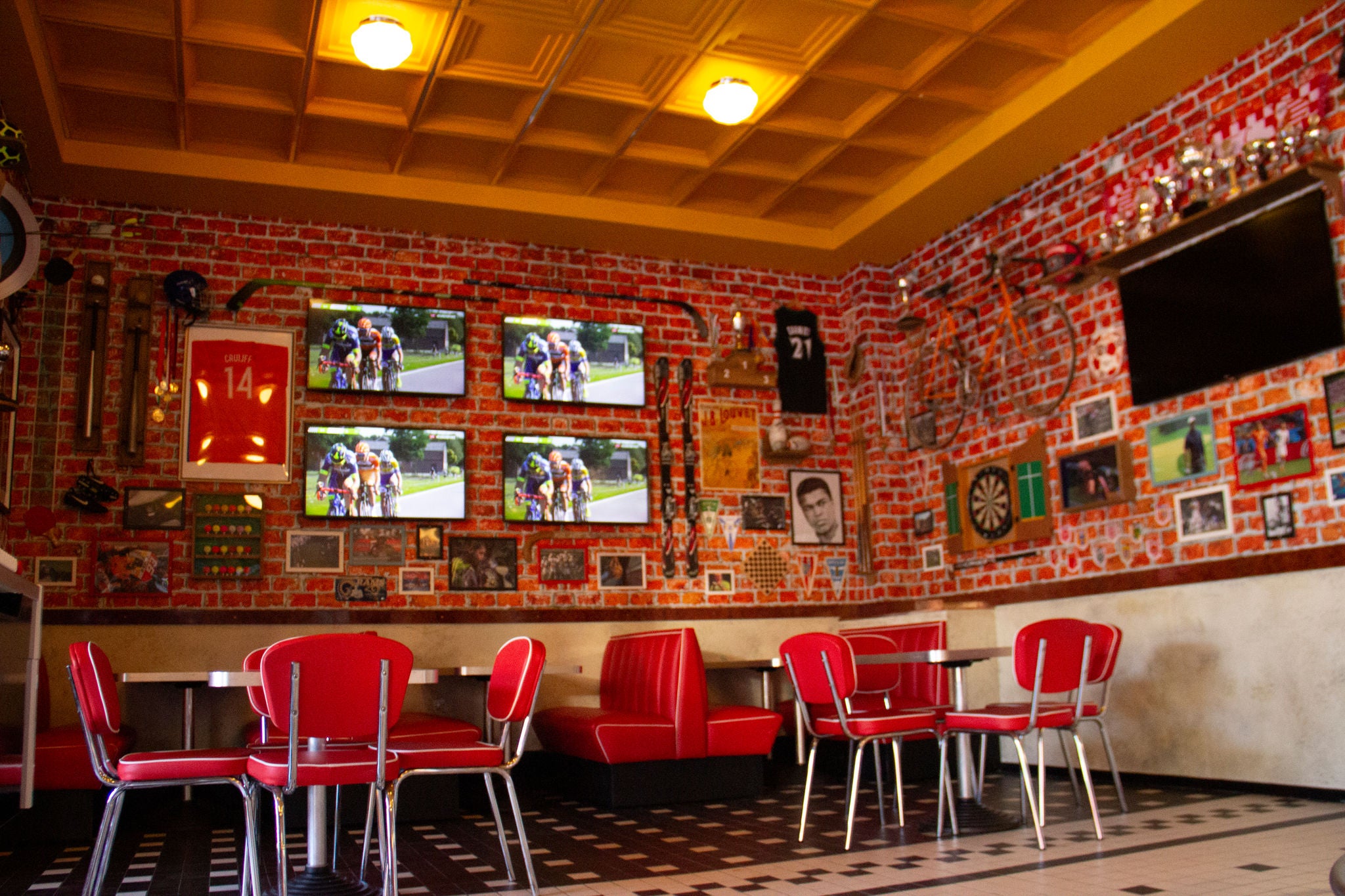 Binnen zitplaatsen in dit gezellige café