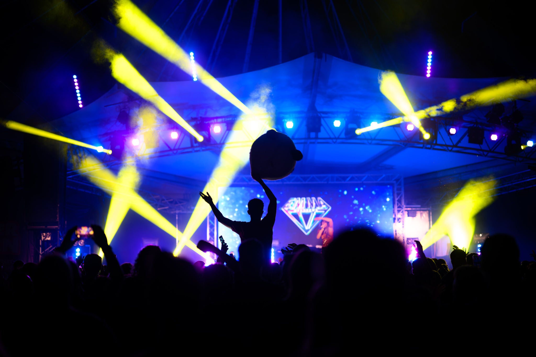 Feiern Sie die ganze Sommernacht auf dem coolsten Sommerfestival des Jahres.
