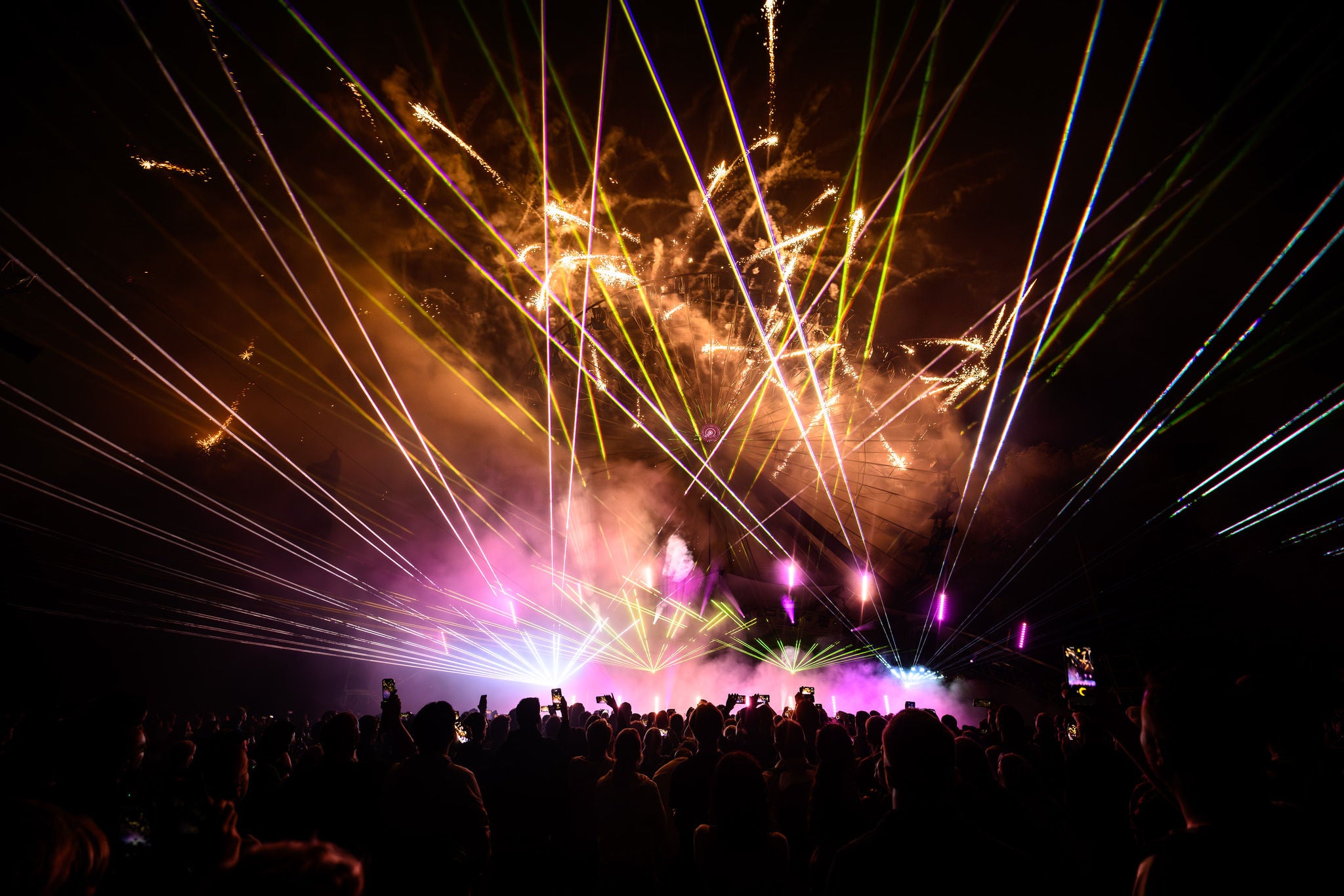 Ein Feuerwerk während des Sommerfestivals LEKKERGAAN.