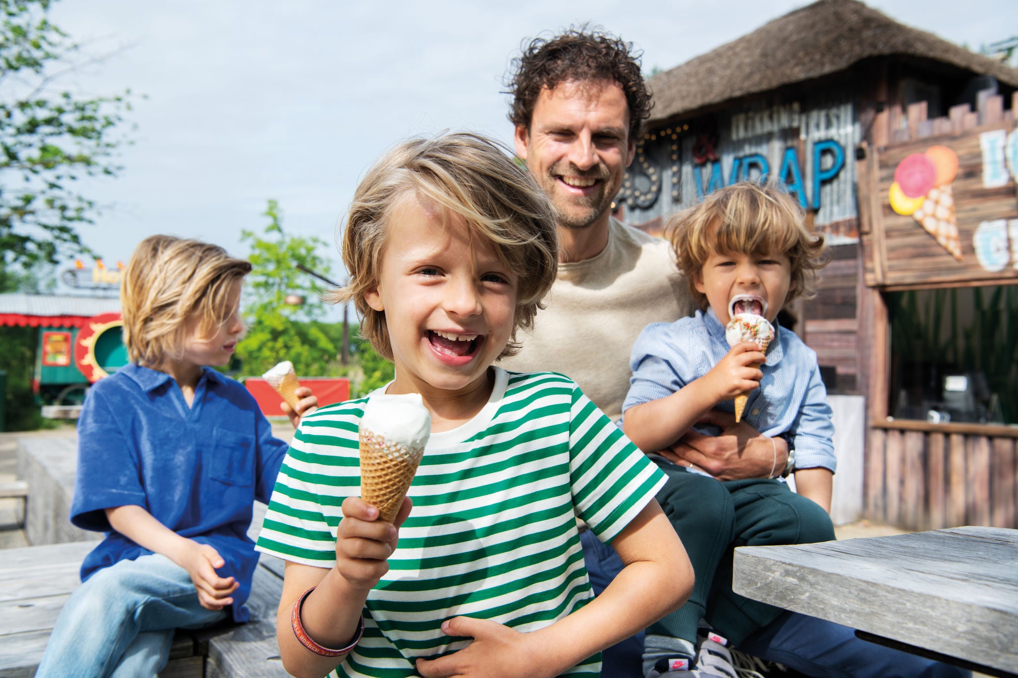 ein Kind isst einen Wrap bei Walibi Holland 