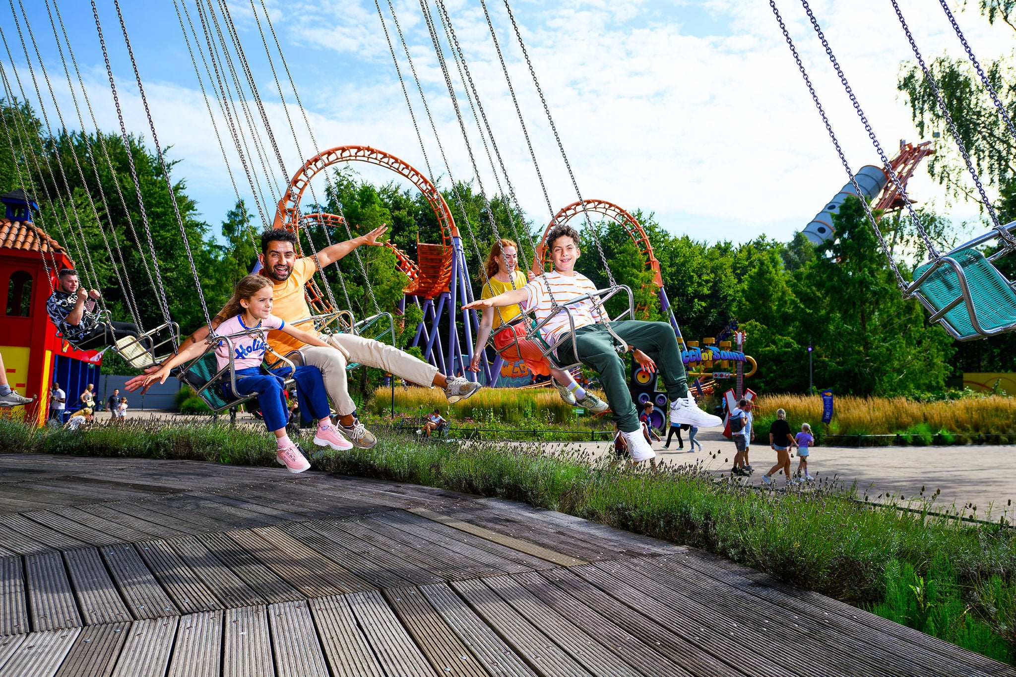 Samen rondjes draaien in de zweefmolen Super Swing.