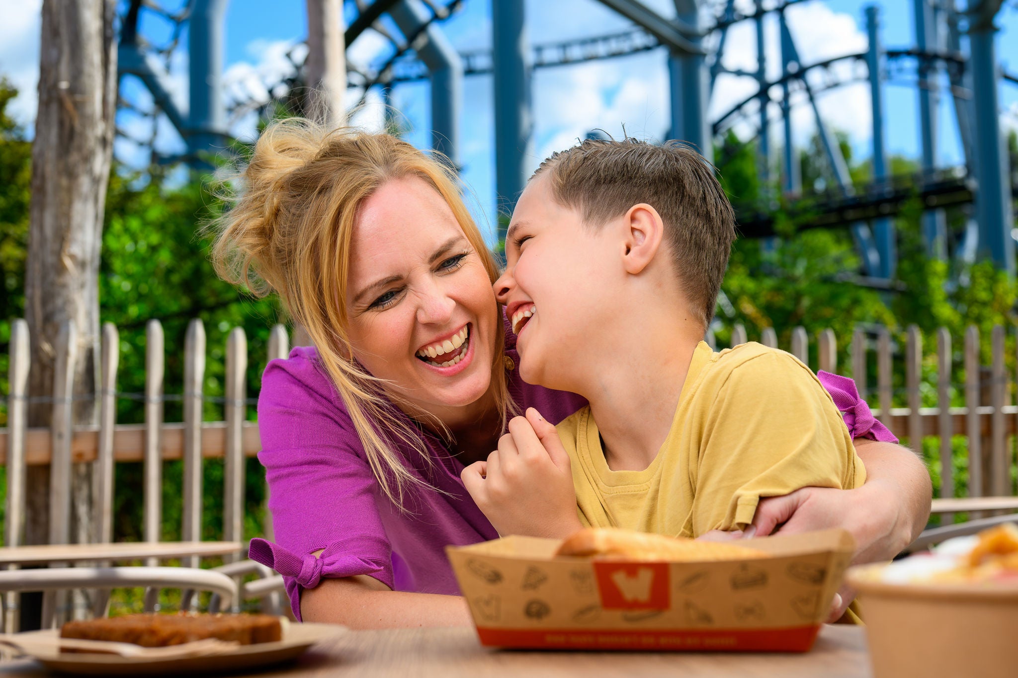 Samen genieten op het terras met uitzicht op YOY