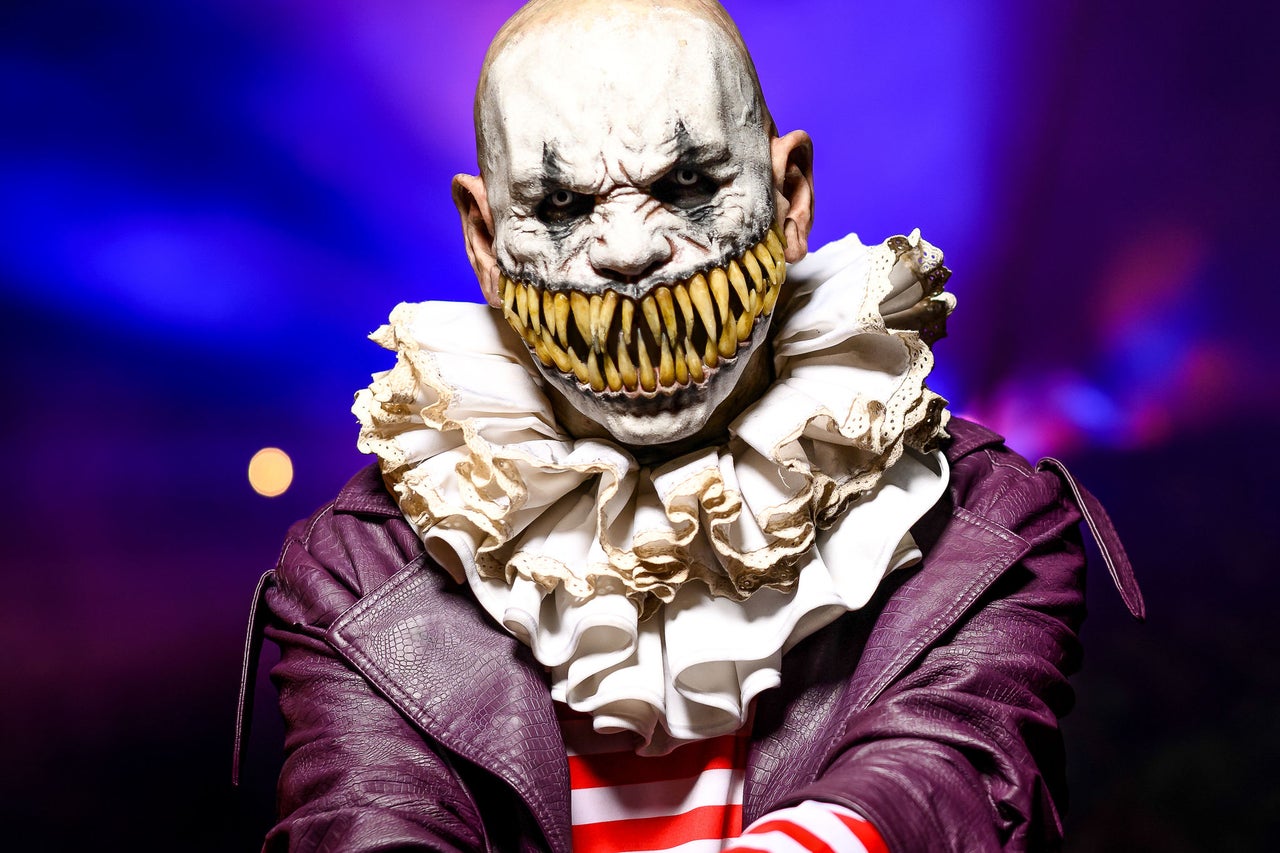 Meet deadly monsters in the Camp of Curiosities - Walkthrough - Halloween fright Nights