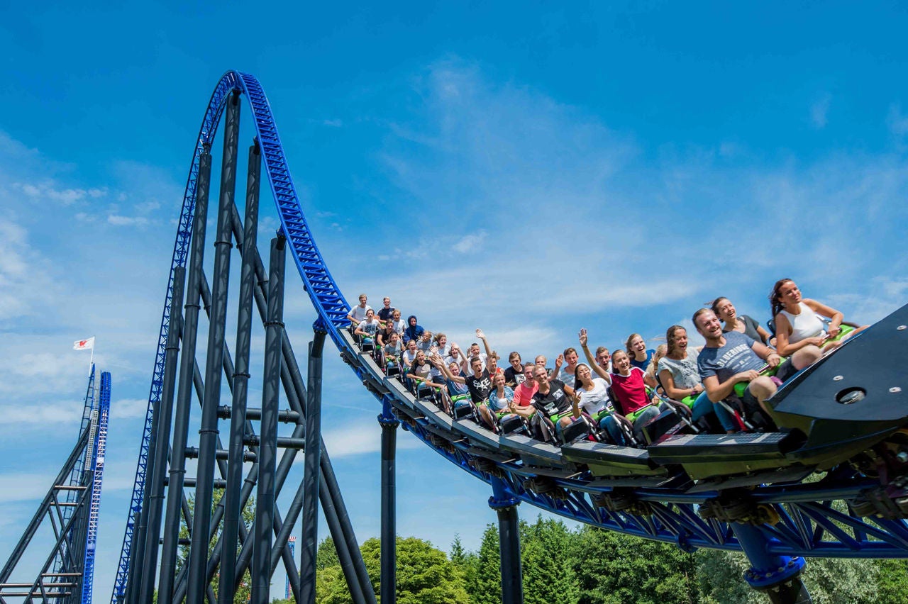 The train rushes along the tracks of Goliath in Walibi.