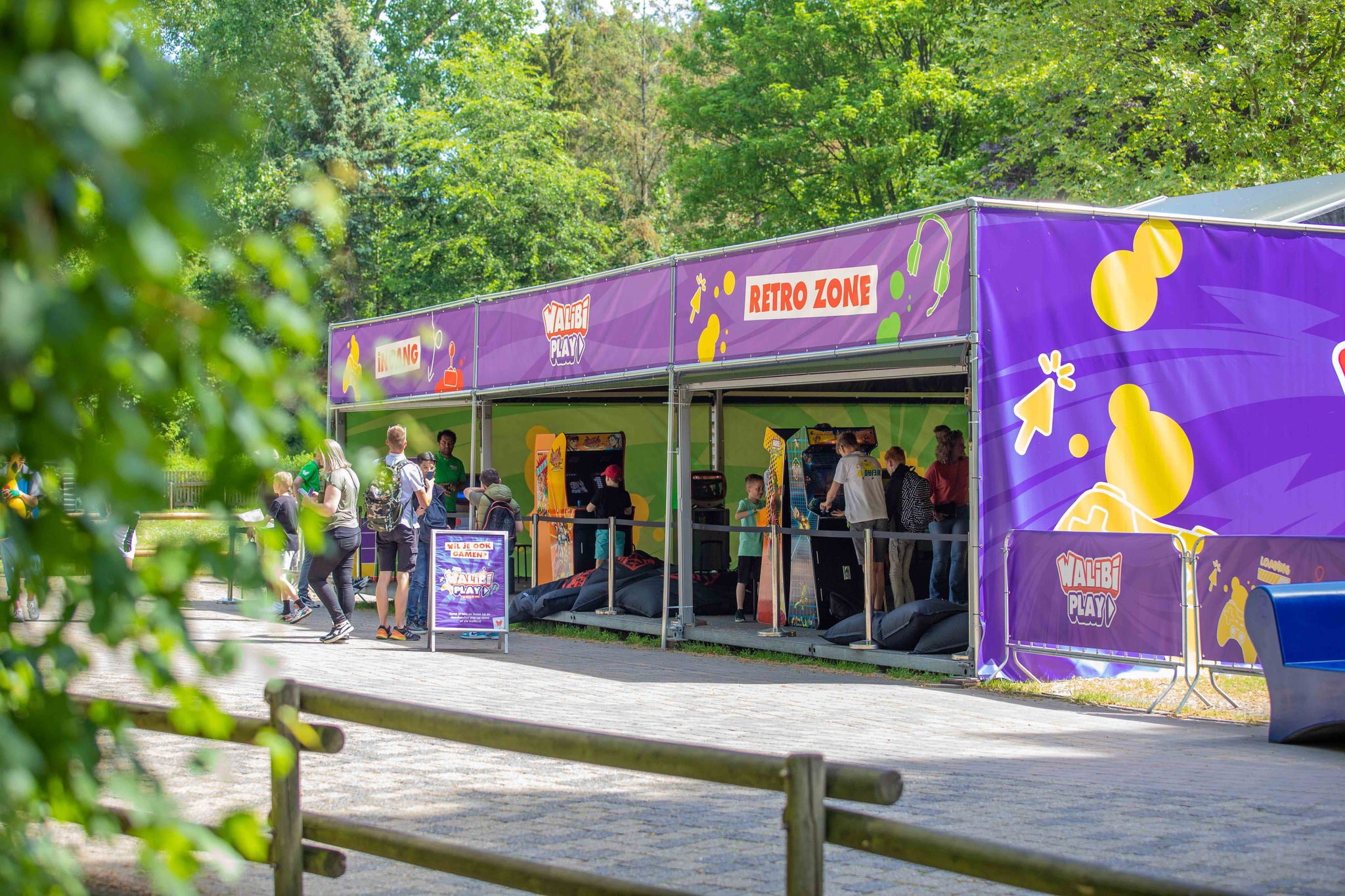 Gamen in de retro zone tijdens gamefestival Walibi Play.