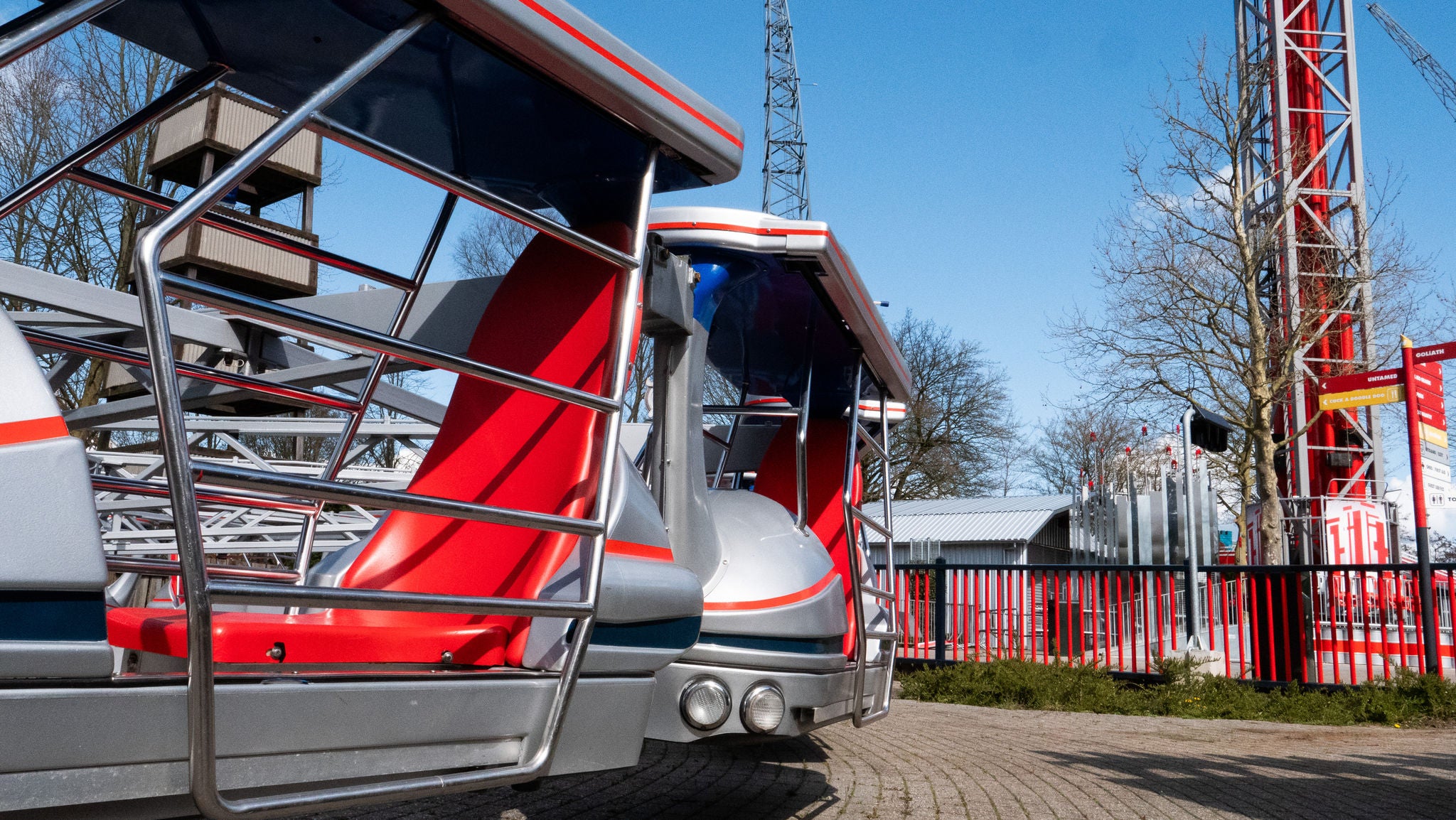 Die Unternehmensattraktion G-Force in Walibi Holland.