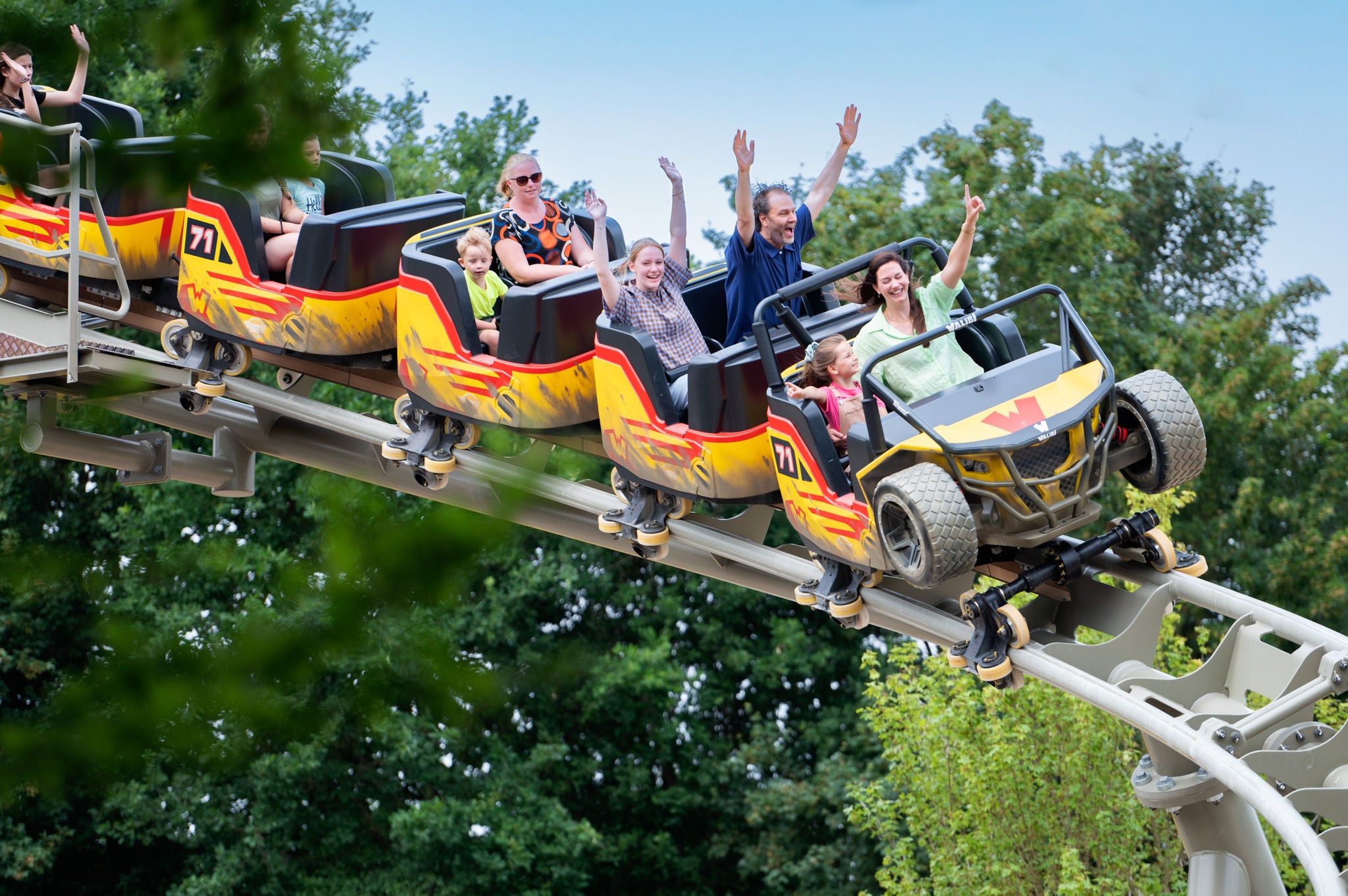 Fahren Sie mit der ganzen Familie Achterbahn.