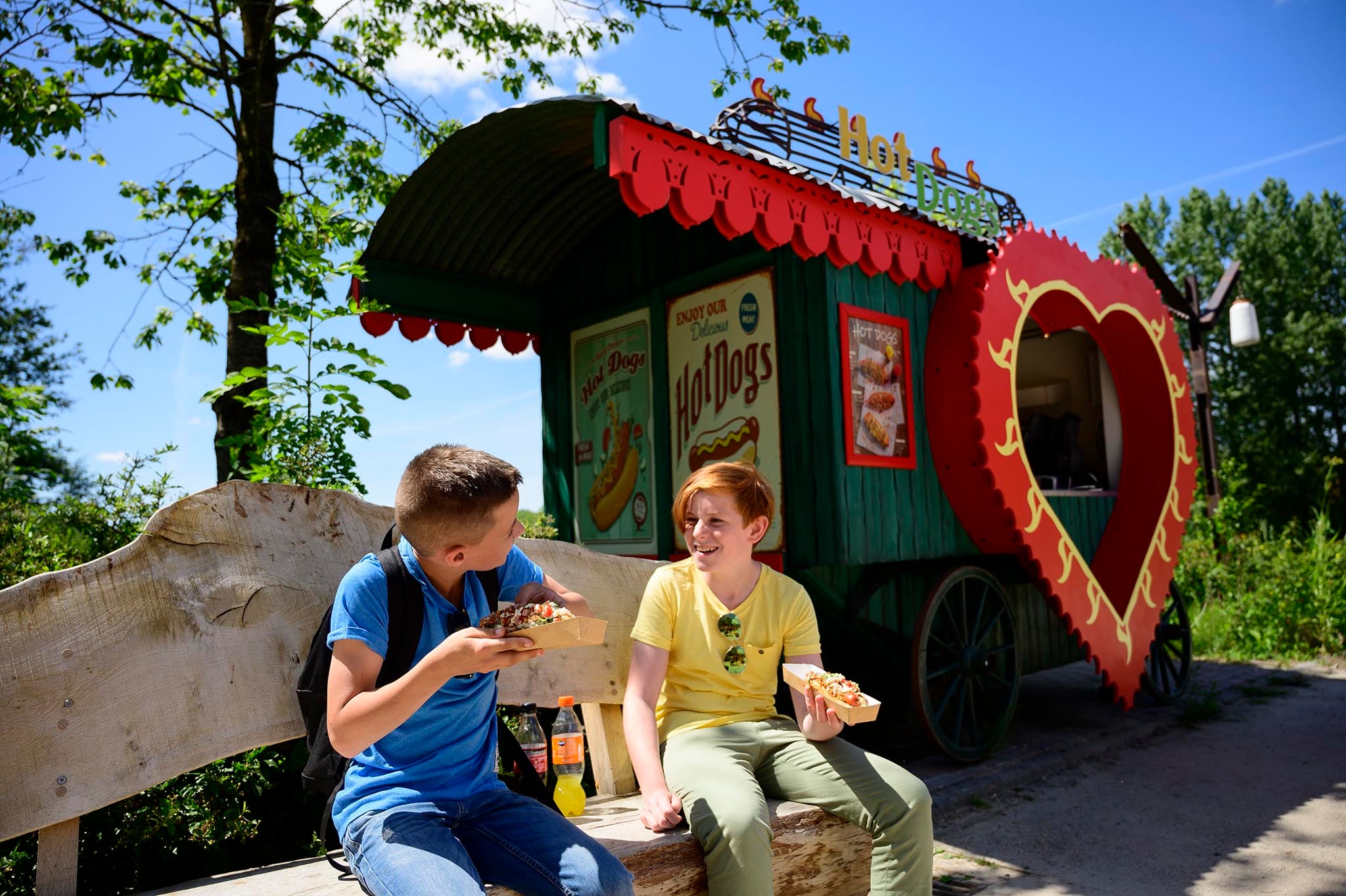 vrienden met hotdog in walibi holland