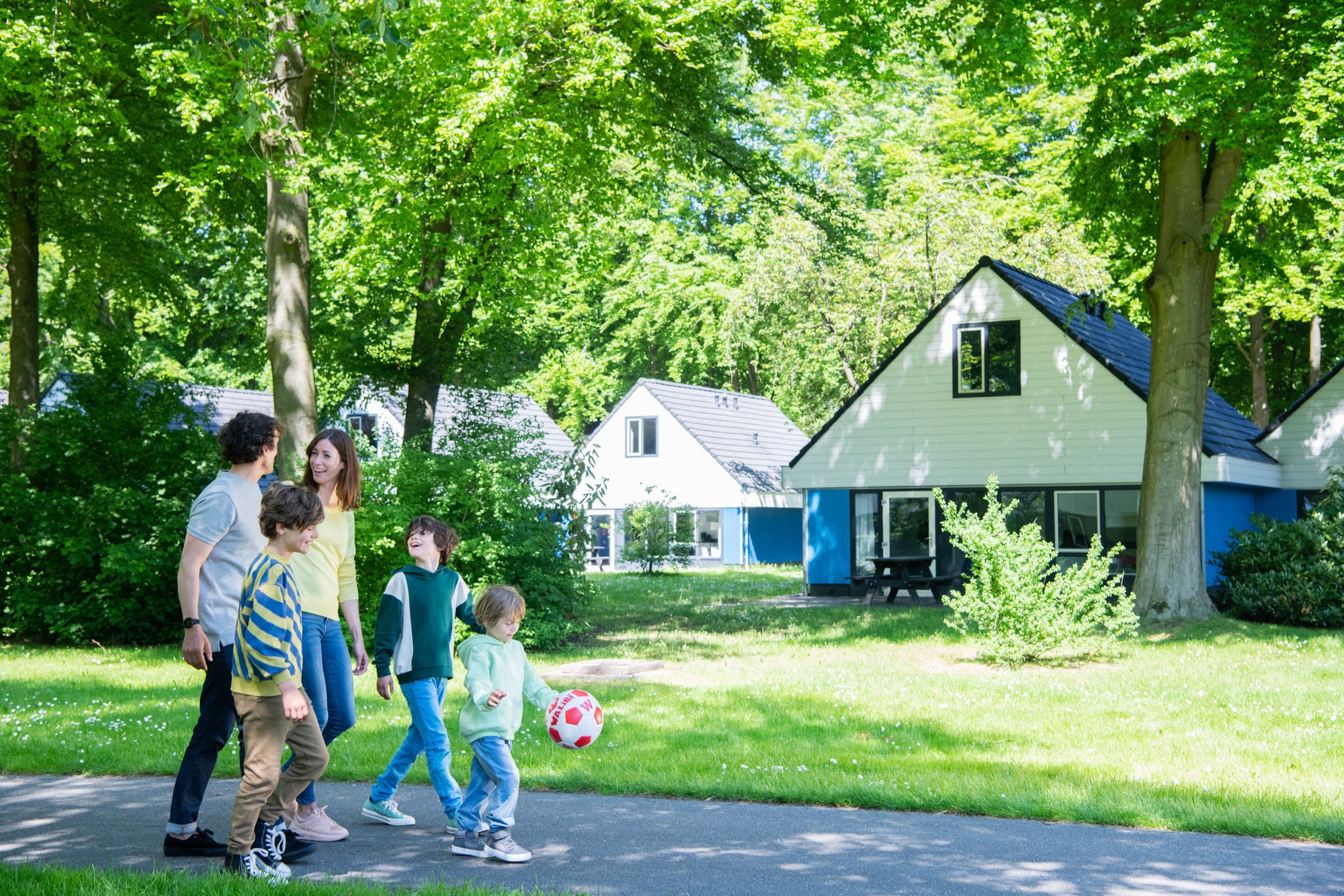 Een familie in Walibi Village.