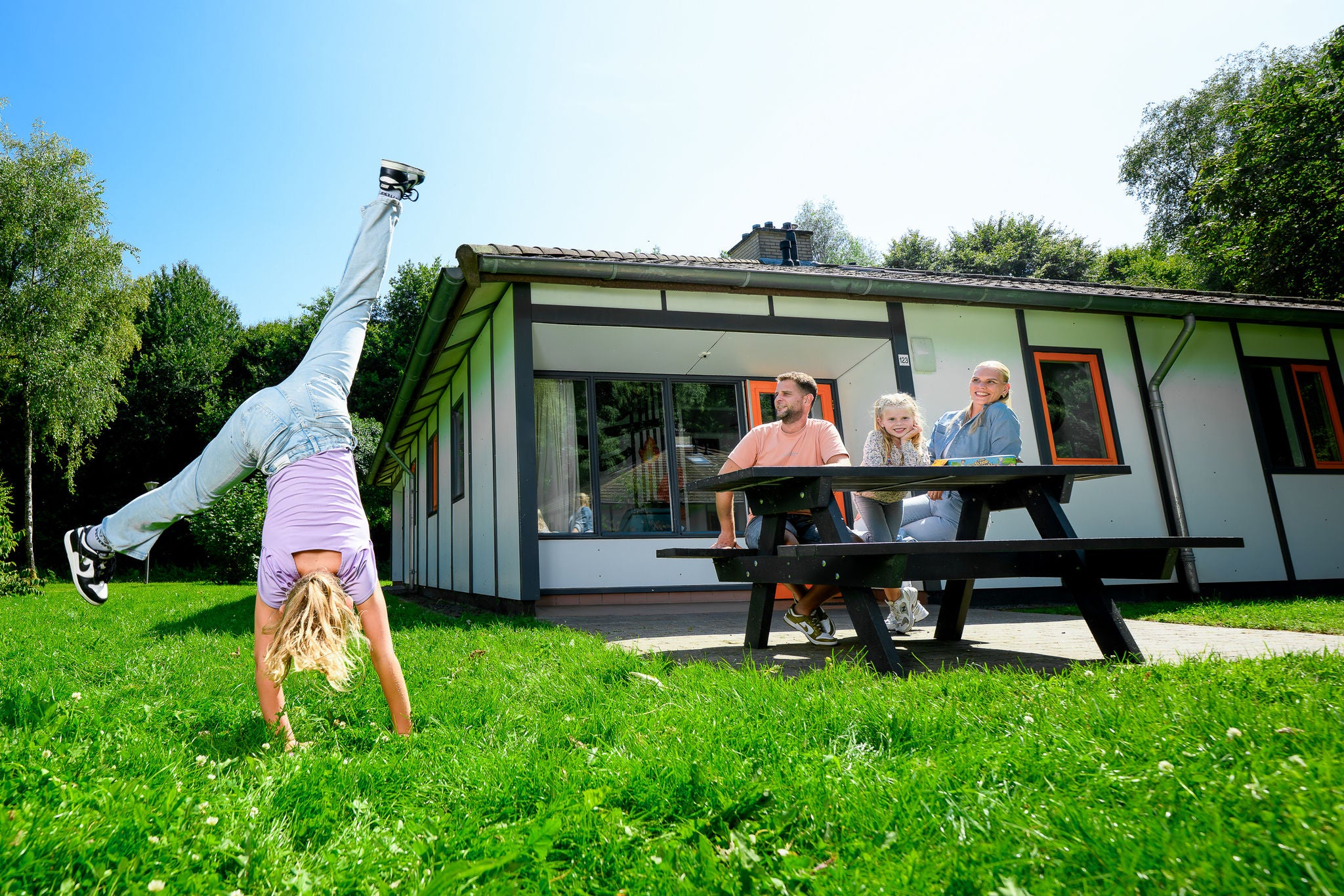 De buitenkant van een 4 persoons huisje in Walibi Village - pretpark overnachting