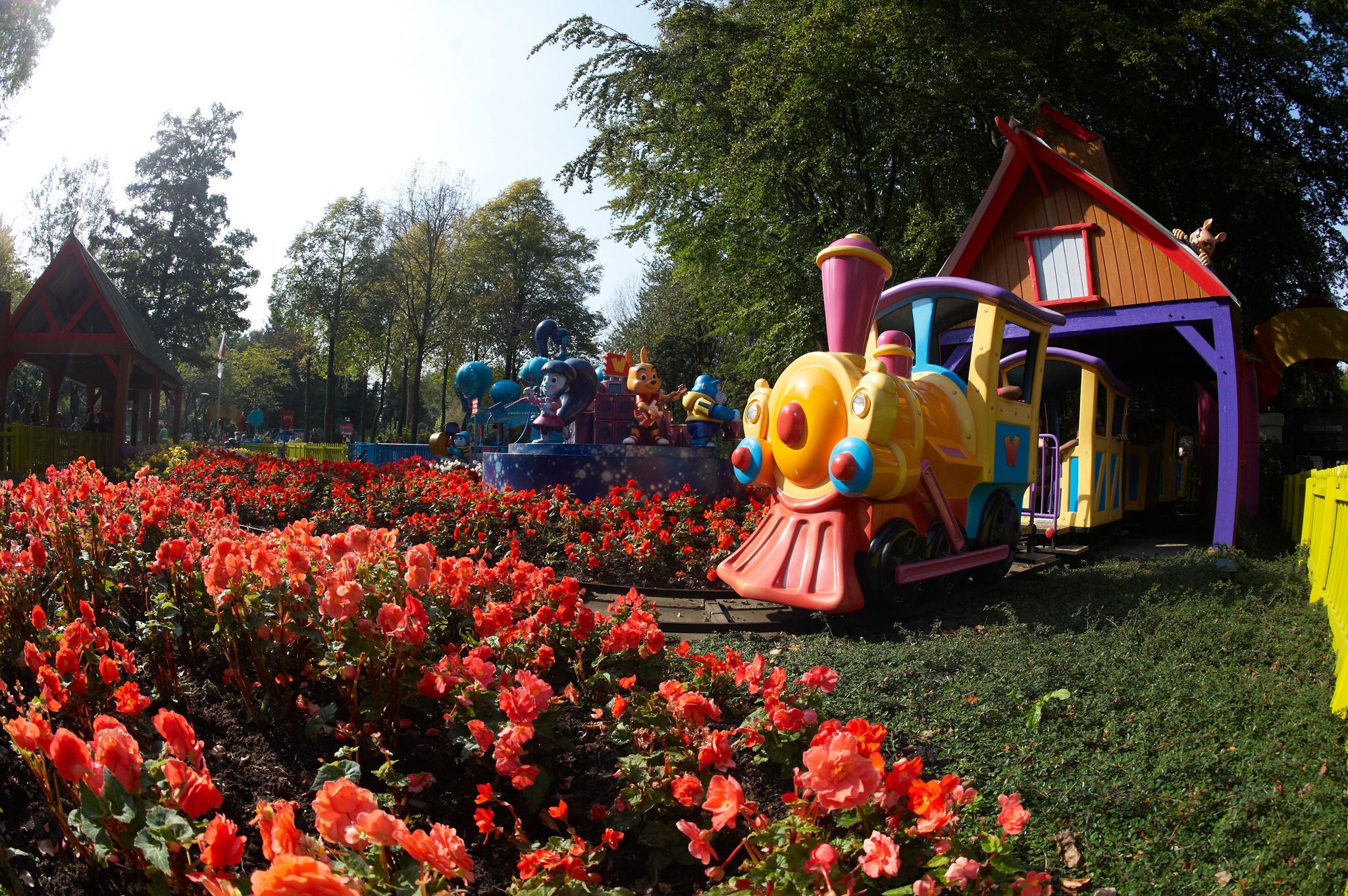 Steigen Sie in den Zug und machen Sie eine Tour durch das Walibi Play Land