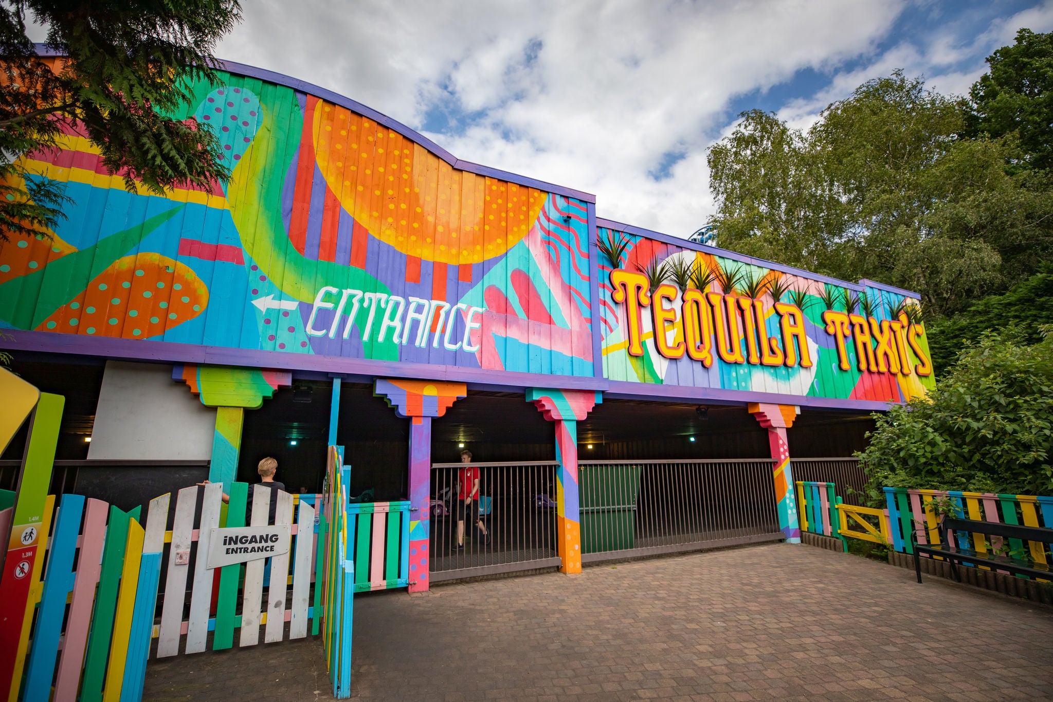 sideview of the entrance of tequila taxis in walibi holland