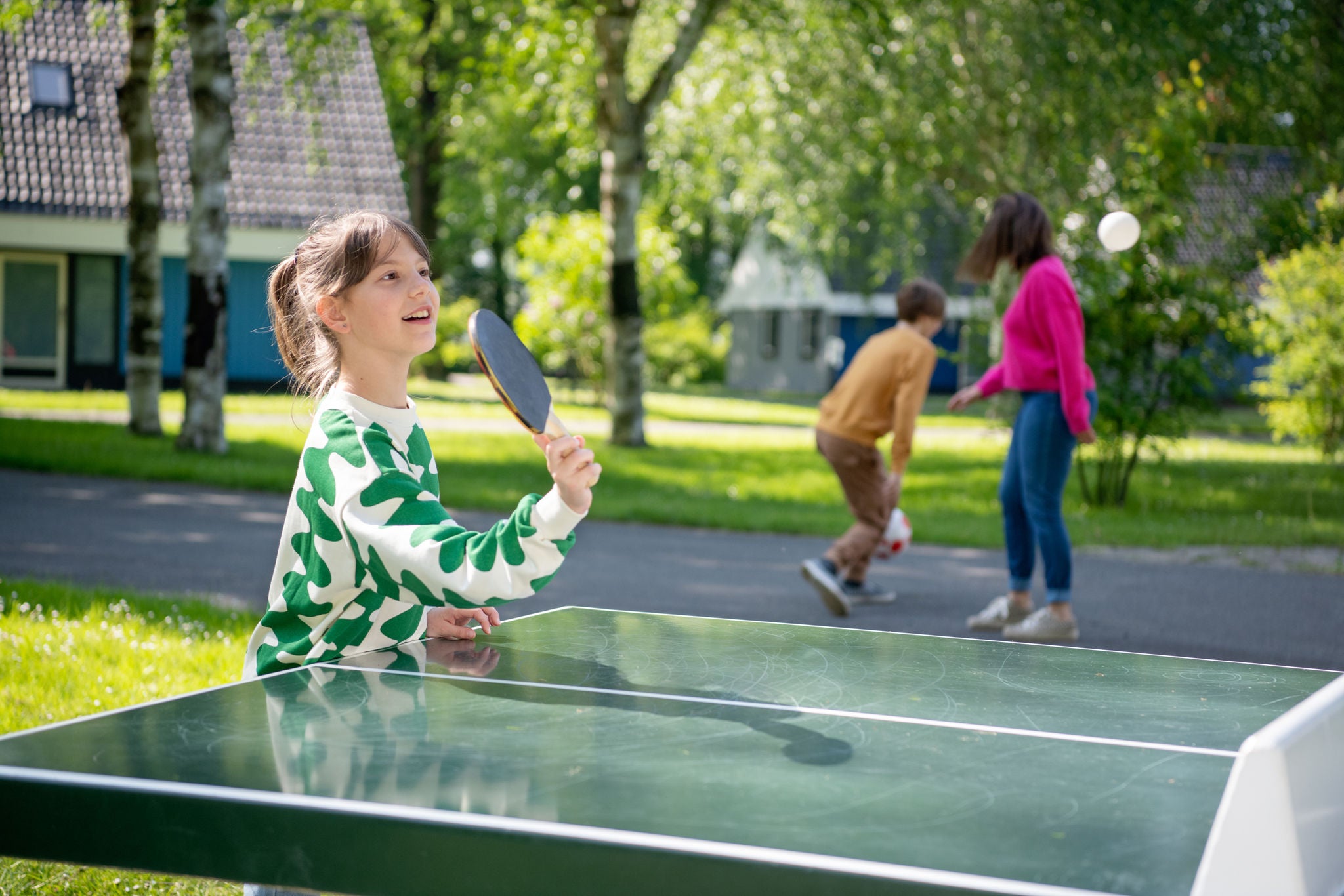 Speel samen een potje tafelvoetbal. 