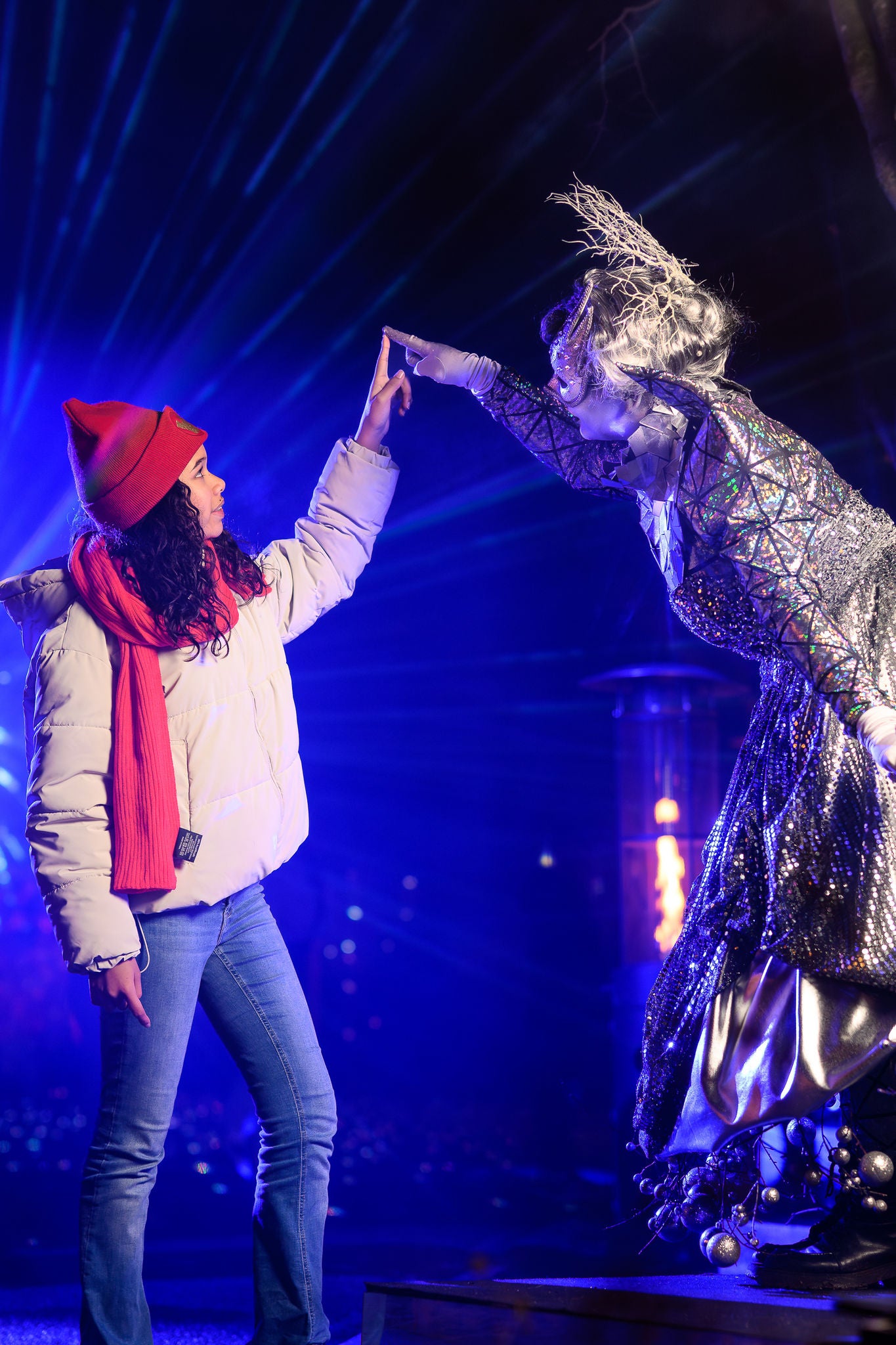 Mach ein Foto mit den Spiegelmenschen im Park.