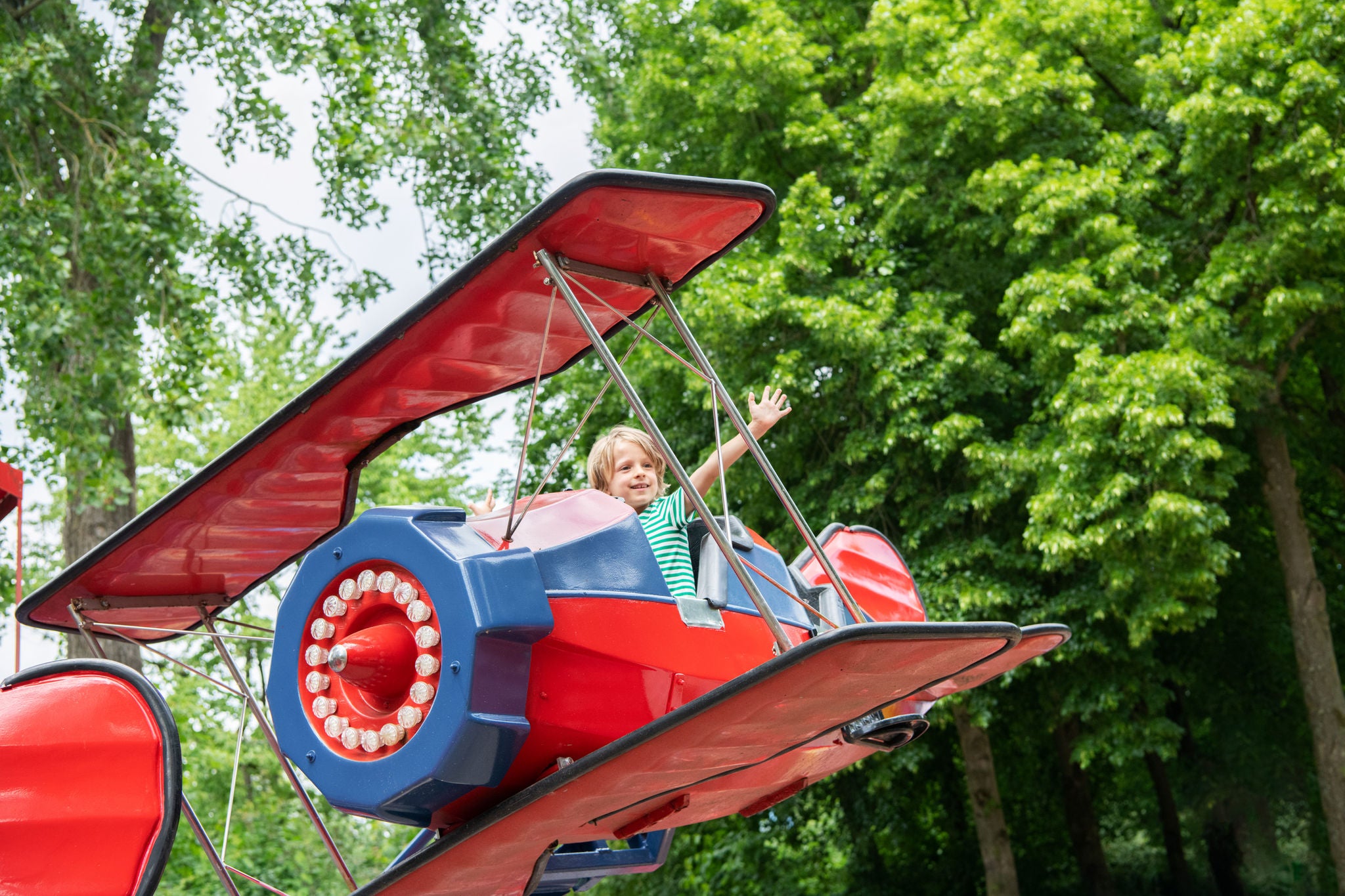 Plezier voor jong en oud bij Walibi Holland, ontdek alle attracties. 