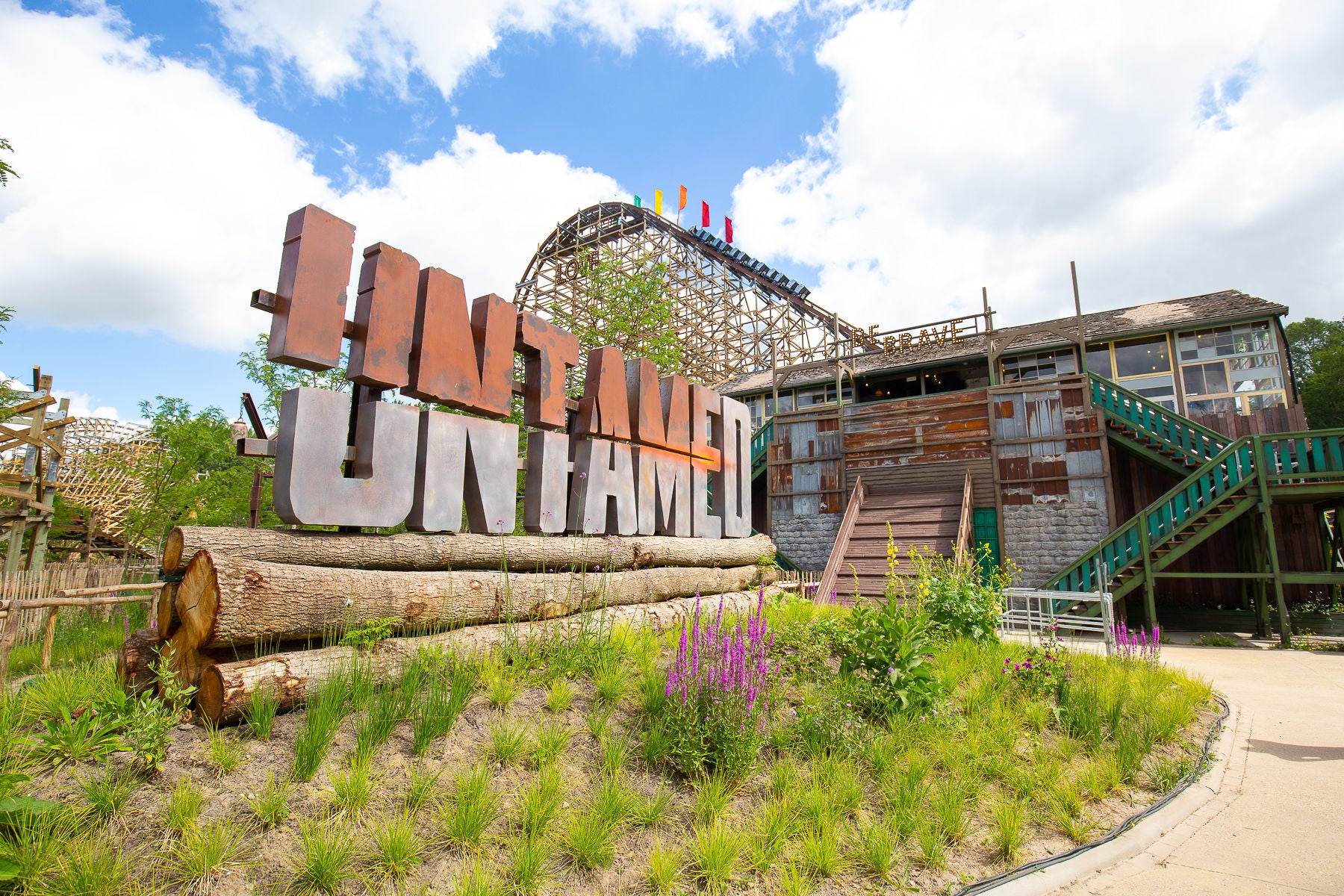 The entrance to the hybrid family roller coaster UNTAMED .