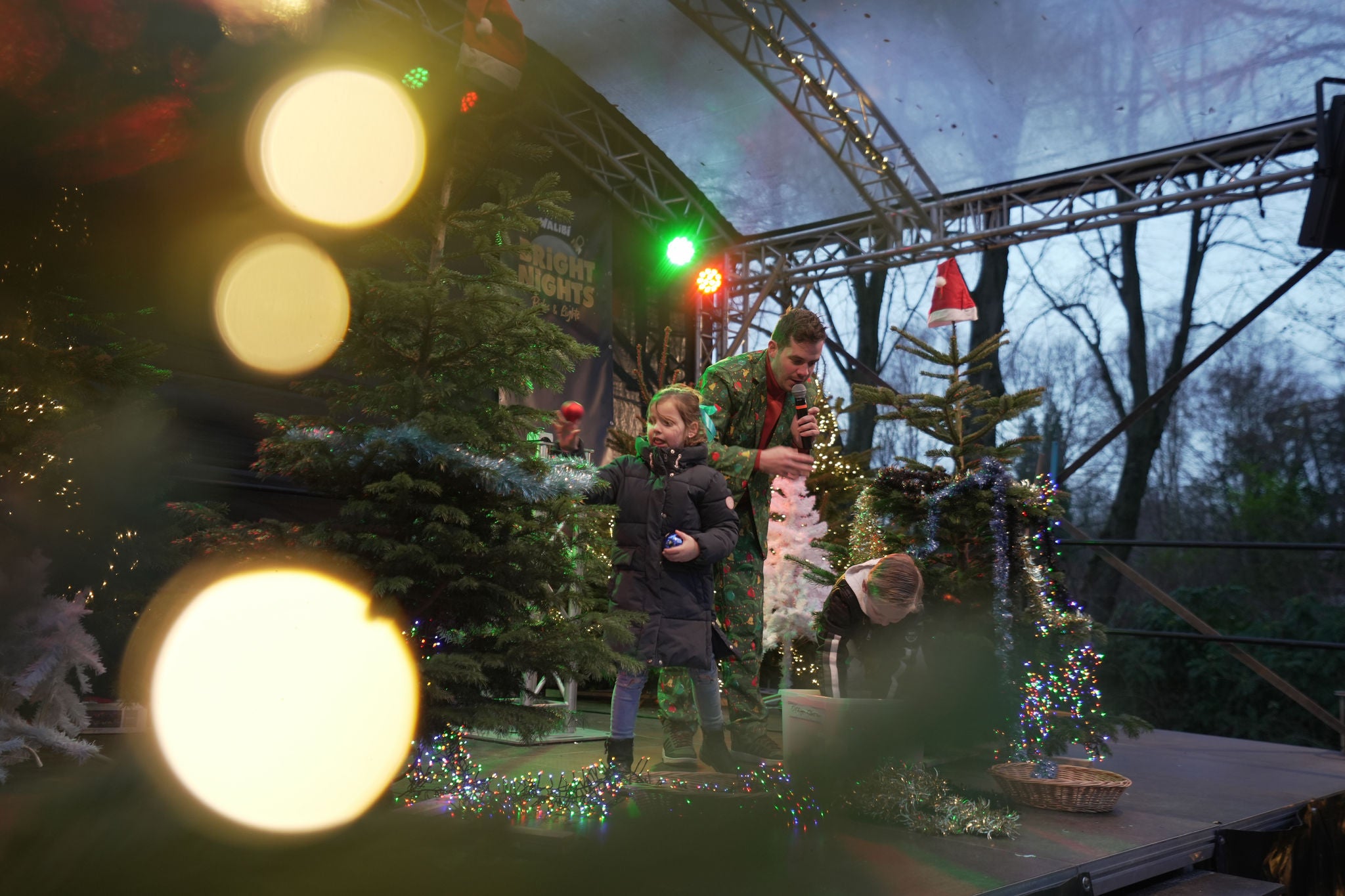 Doe mee met Speed Tree Decorating, wie kan er het snelst een kerstboom optuigen?