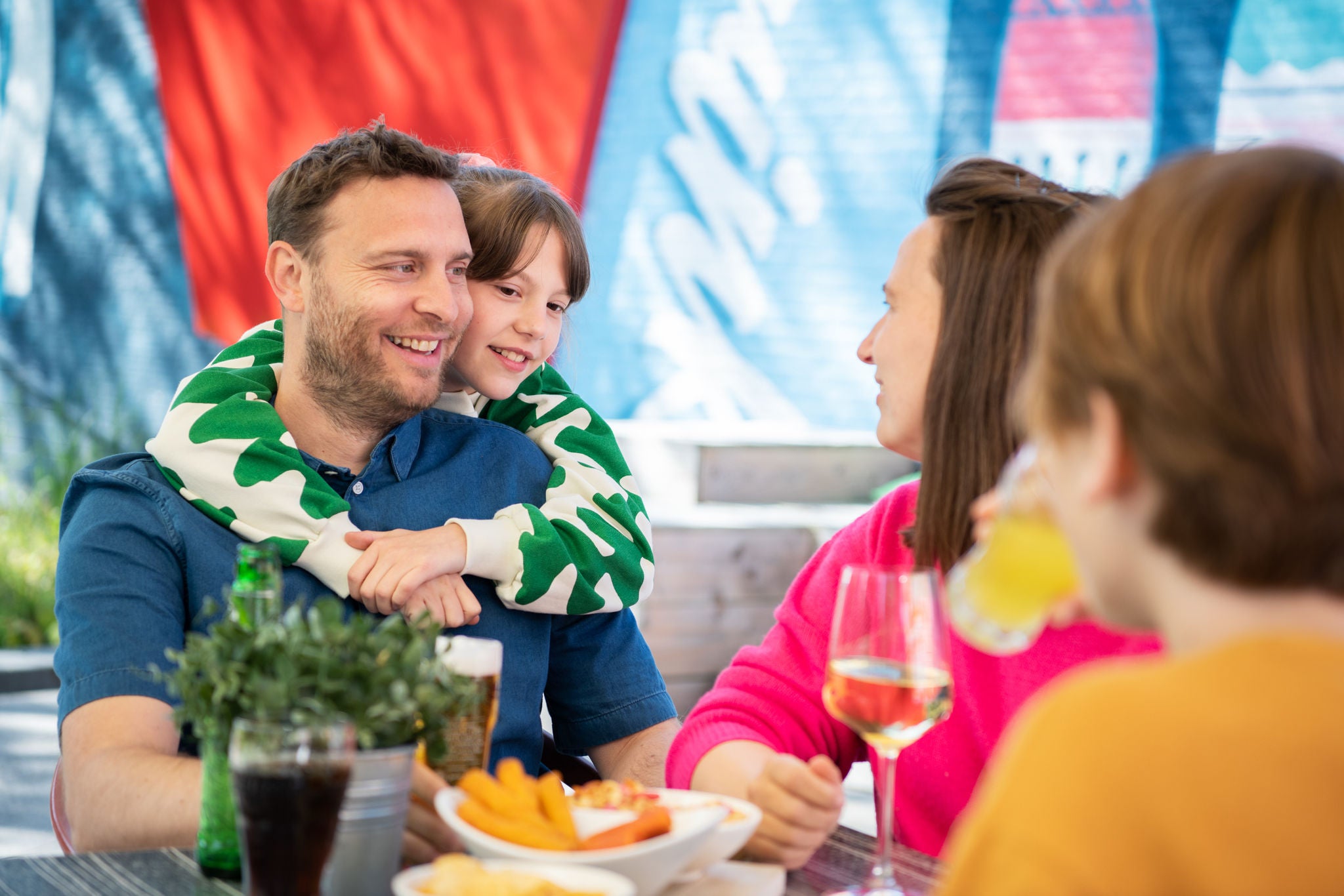 Samen een hapje eten bij de lounge van Walibi Village. Boek nu je pretpark overnachting.