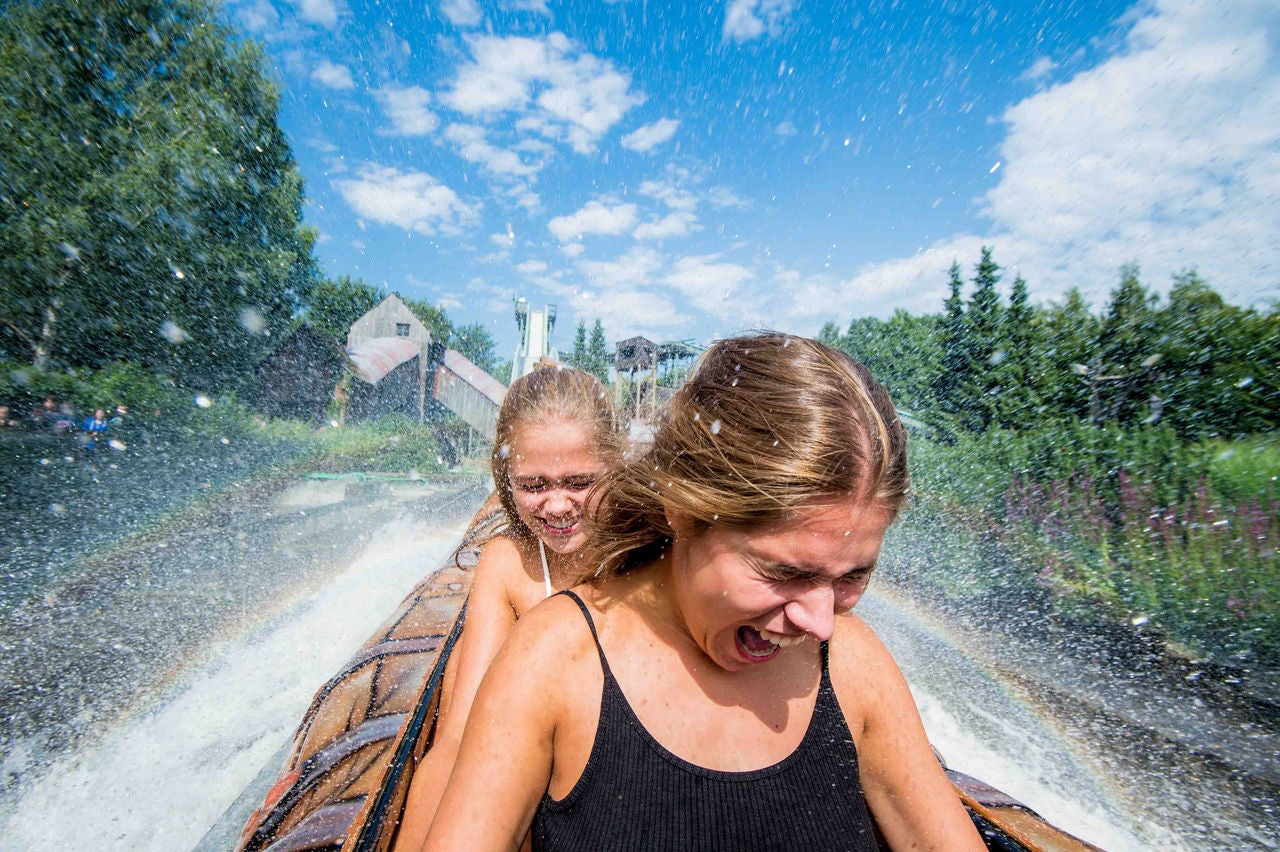 Two girls in the attraction crazy River of walibi Holland