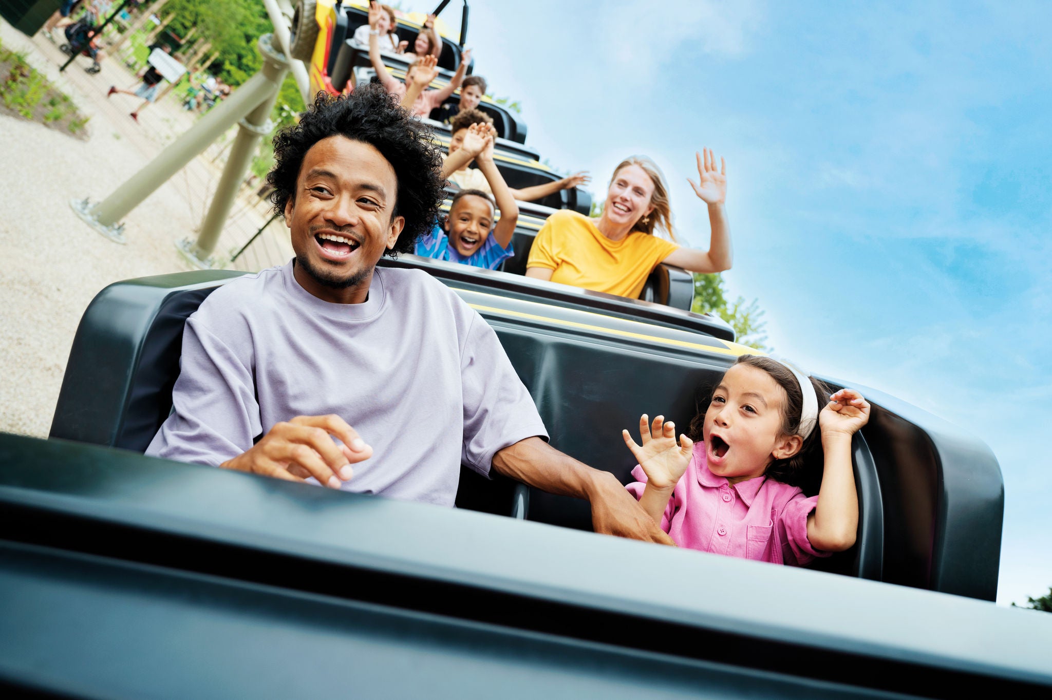 Samen met het hele gezin in de familie achtbaan Eat My Dust in Walibi Holland.