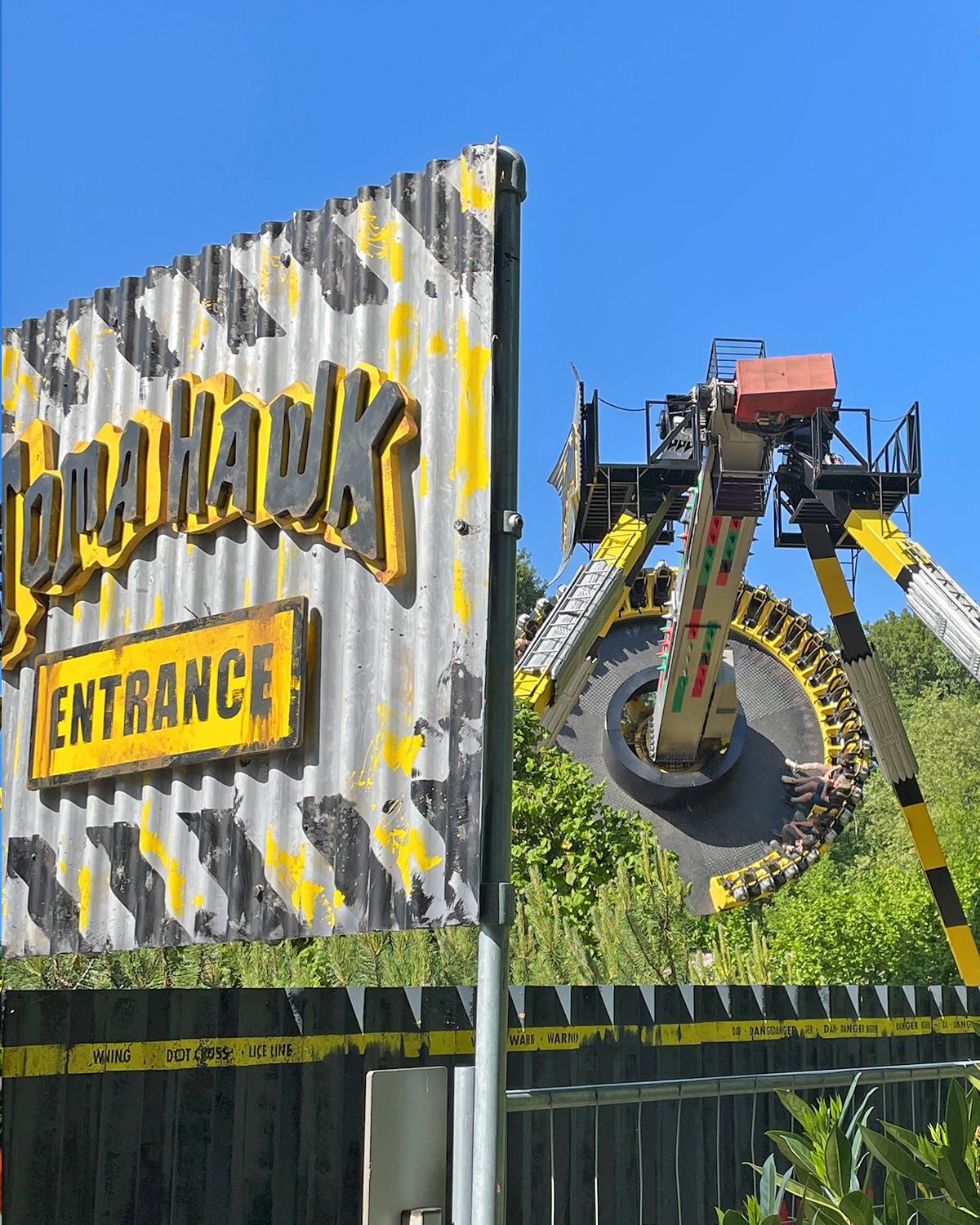 De ingang van de attractie Tomahawk in Walibi Holland.