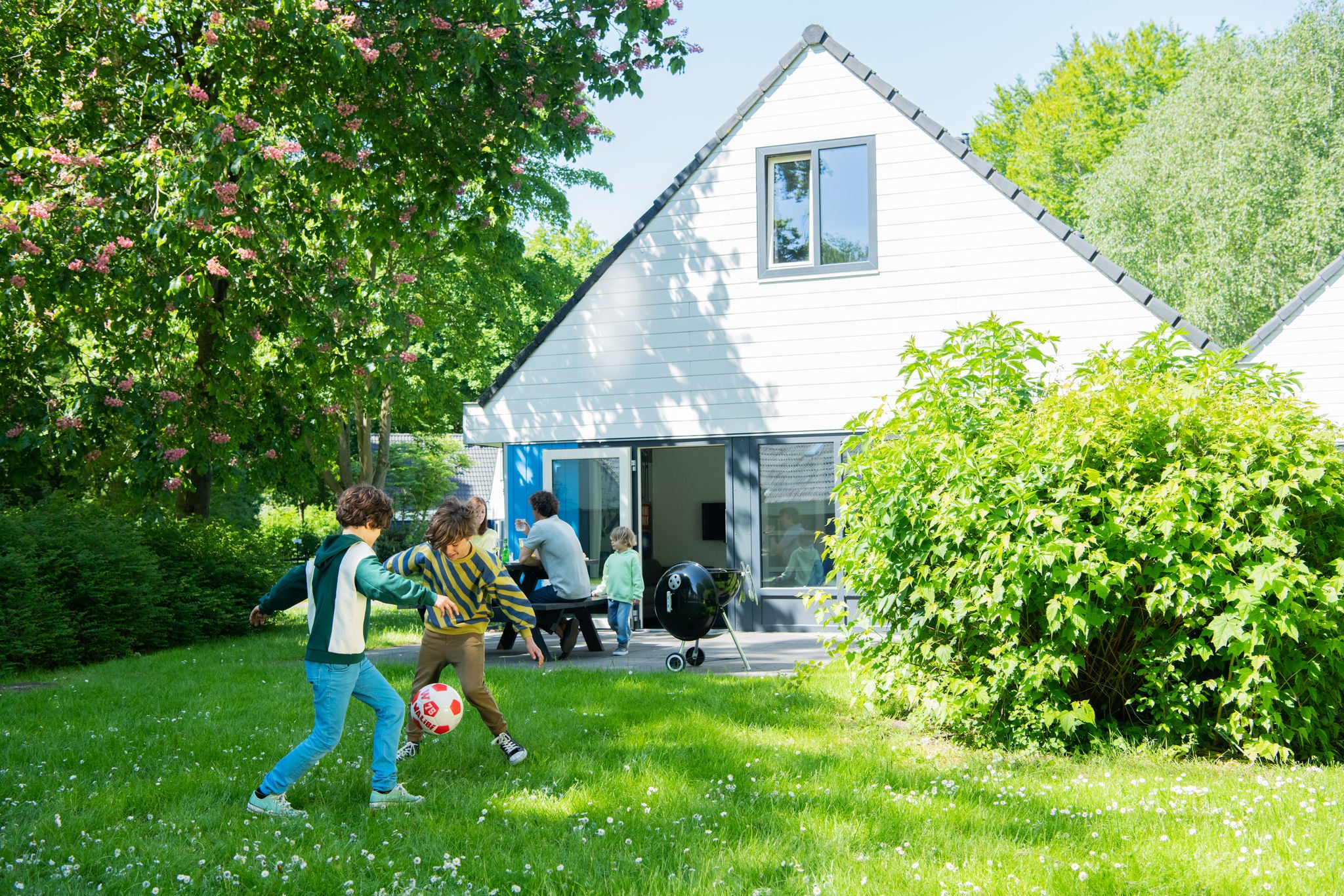 Enjoy together in an 8-person cottage at Walibi Village.