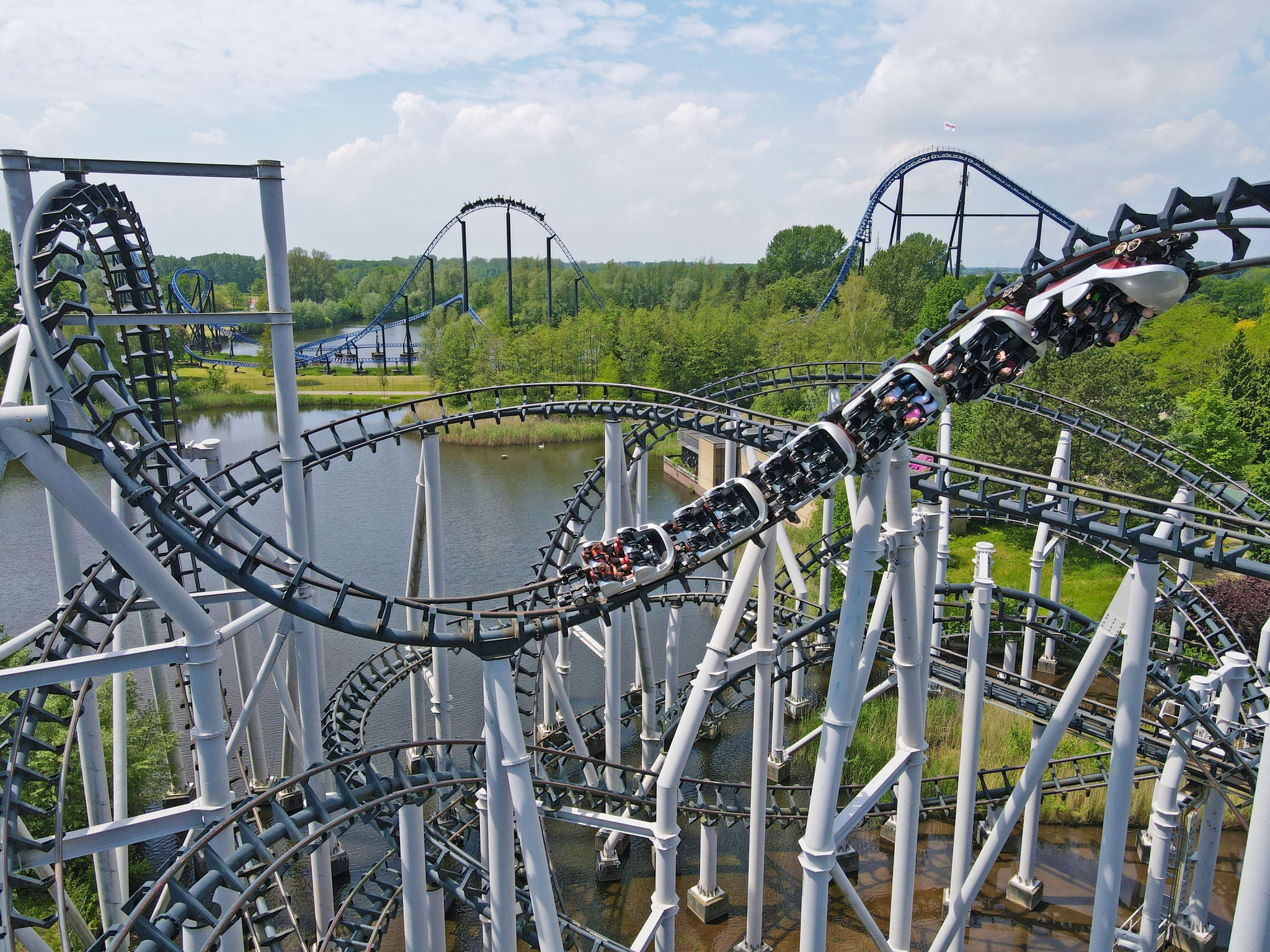 Über den Kopf im Xpress: Bahnsteig 13 bei Walibi Holland