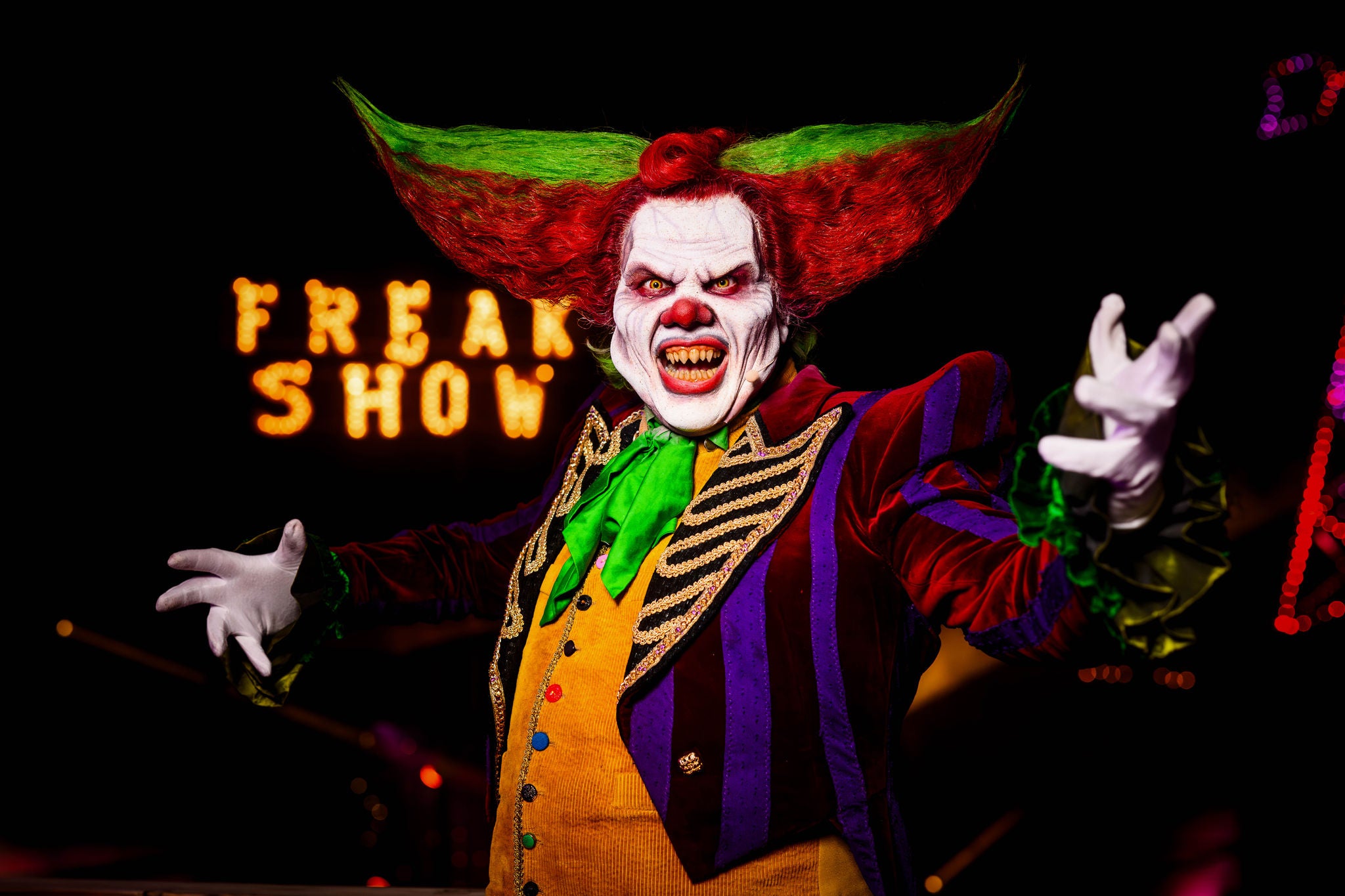 Eddie de clown veilt slachtoffers aan de hoogste bieder. Beleef het beste halloween pretpark evenement tijdens Halloween Fright Nights.