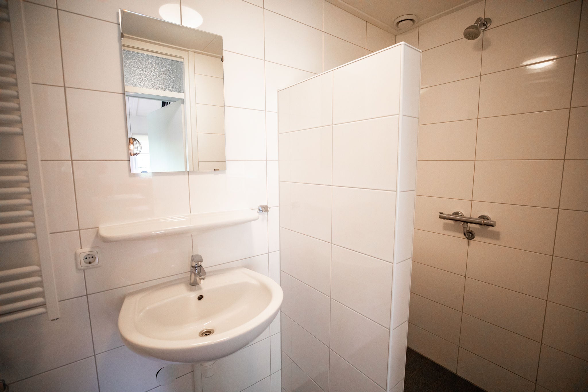 The bathroom of the 4-person cottage.