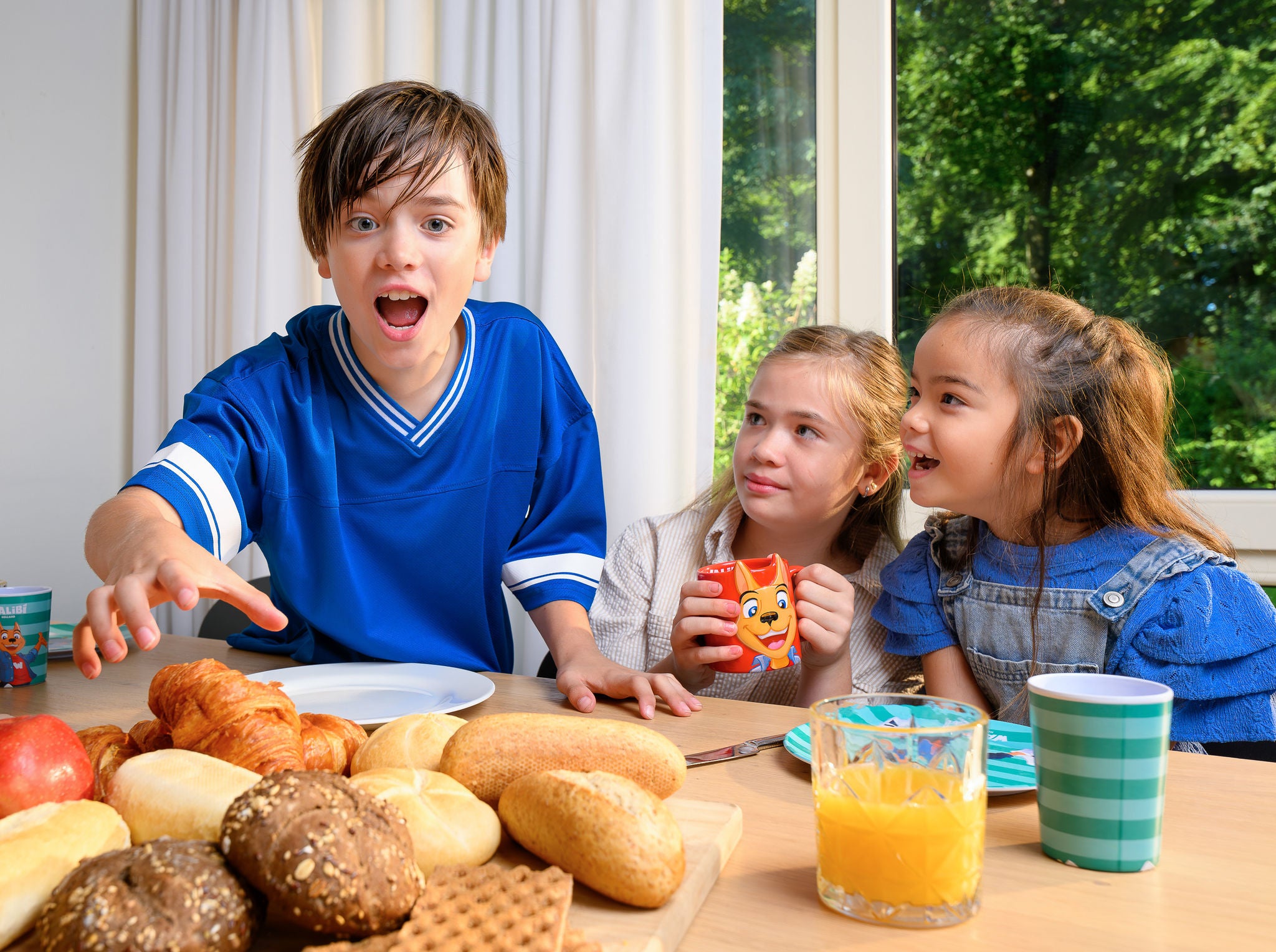 Samen een hapje eten bij de lounge van Walibi Village. Boek nu je pretpark overnachting.