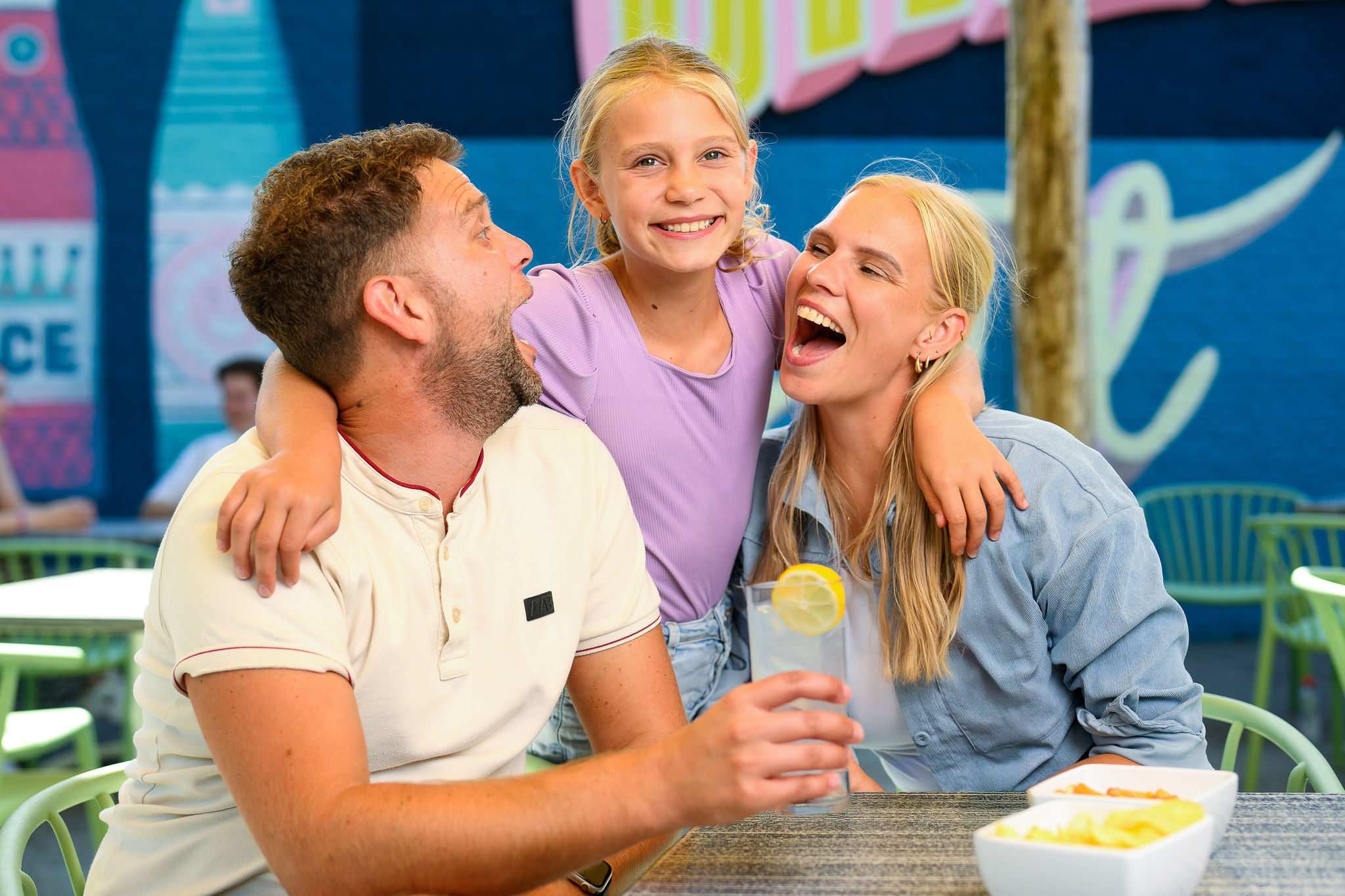 Ga chillen in de lounge van Walibi Village.