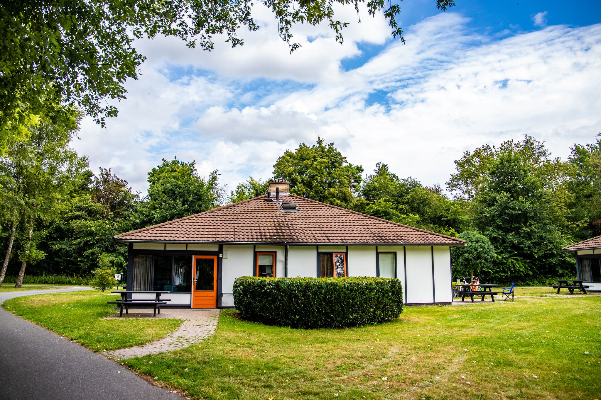 De buitenkant van een 4 persoons huisje in Walibi Village