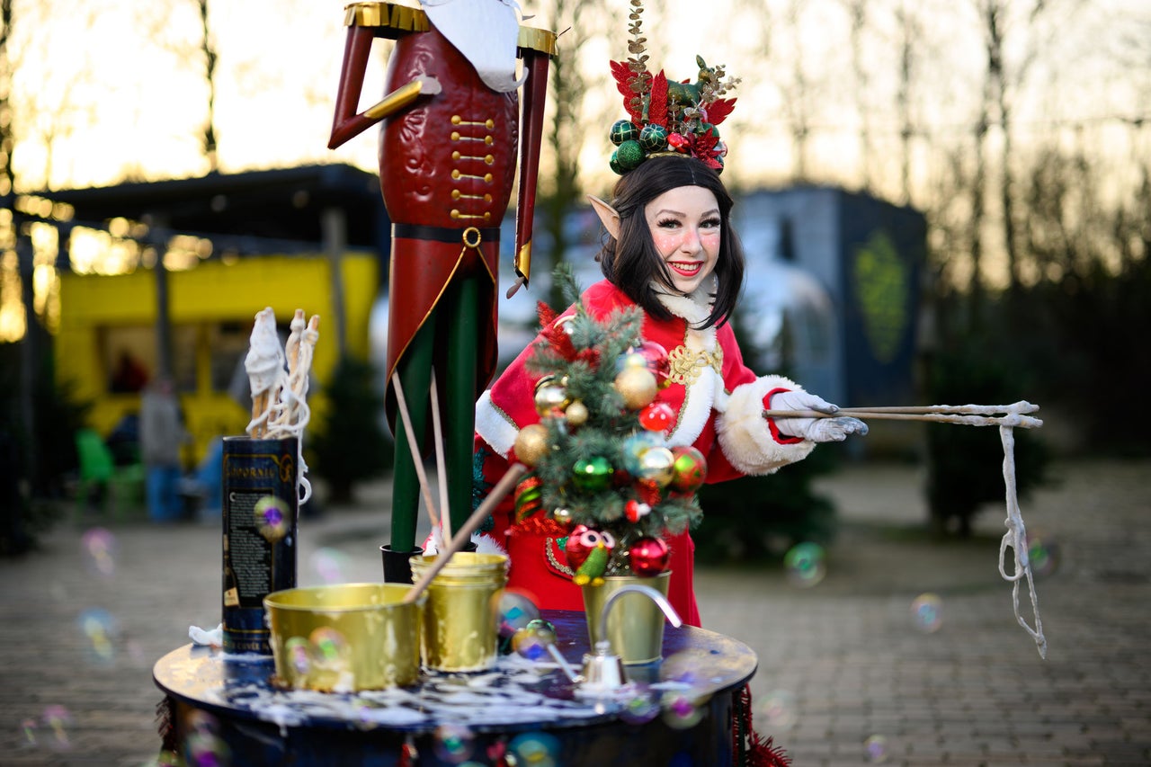 Winter entertainment throughout the park during Bright Nights.