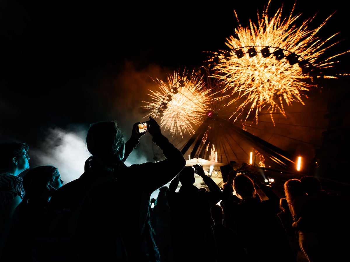 Spectaculaire vuurwerkshow tijdens het zomer festival LEKKERGAAN.