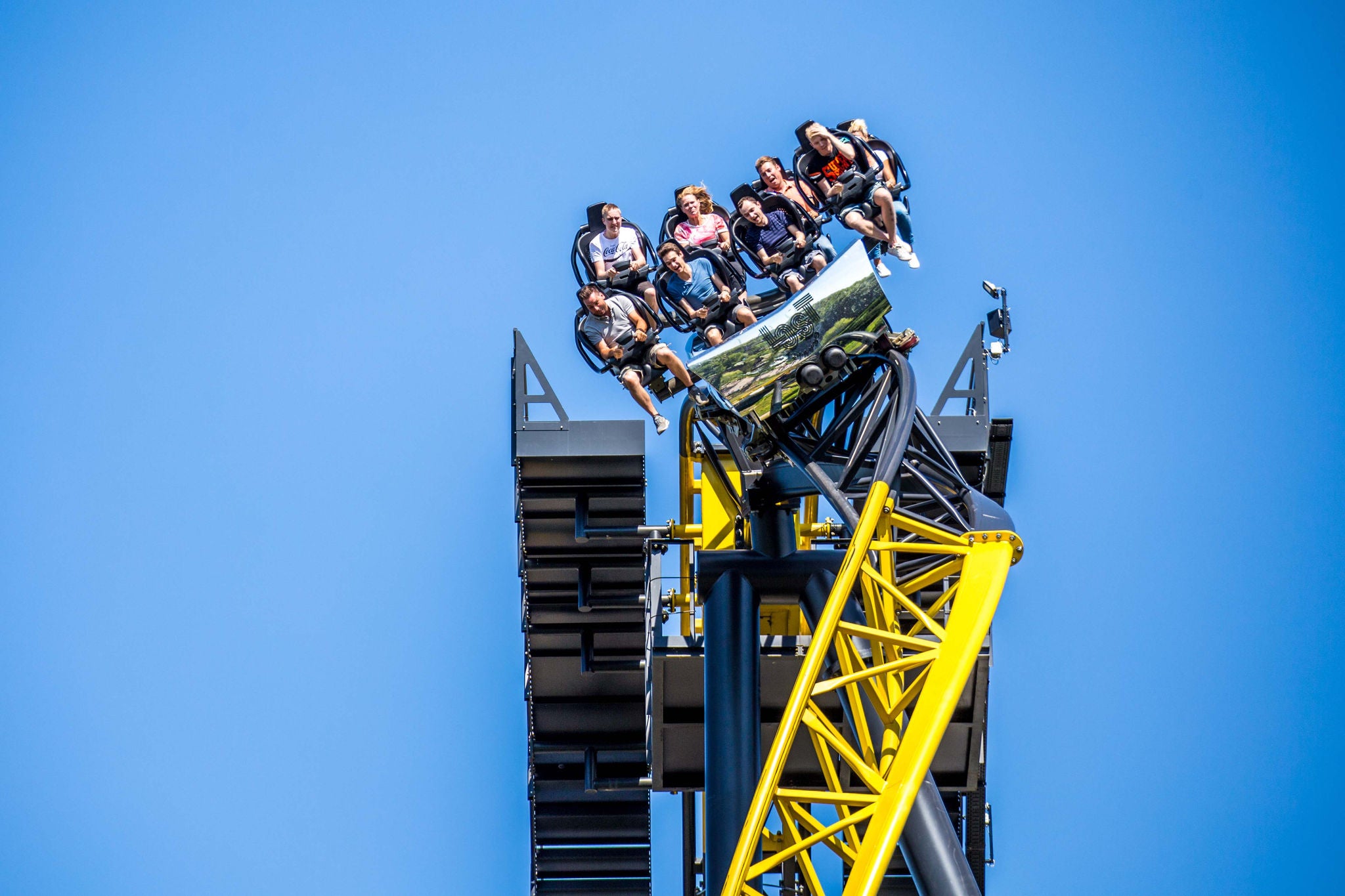 Young adults and teeanagers on the attraction lost gravity from Walibi Holland