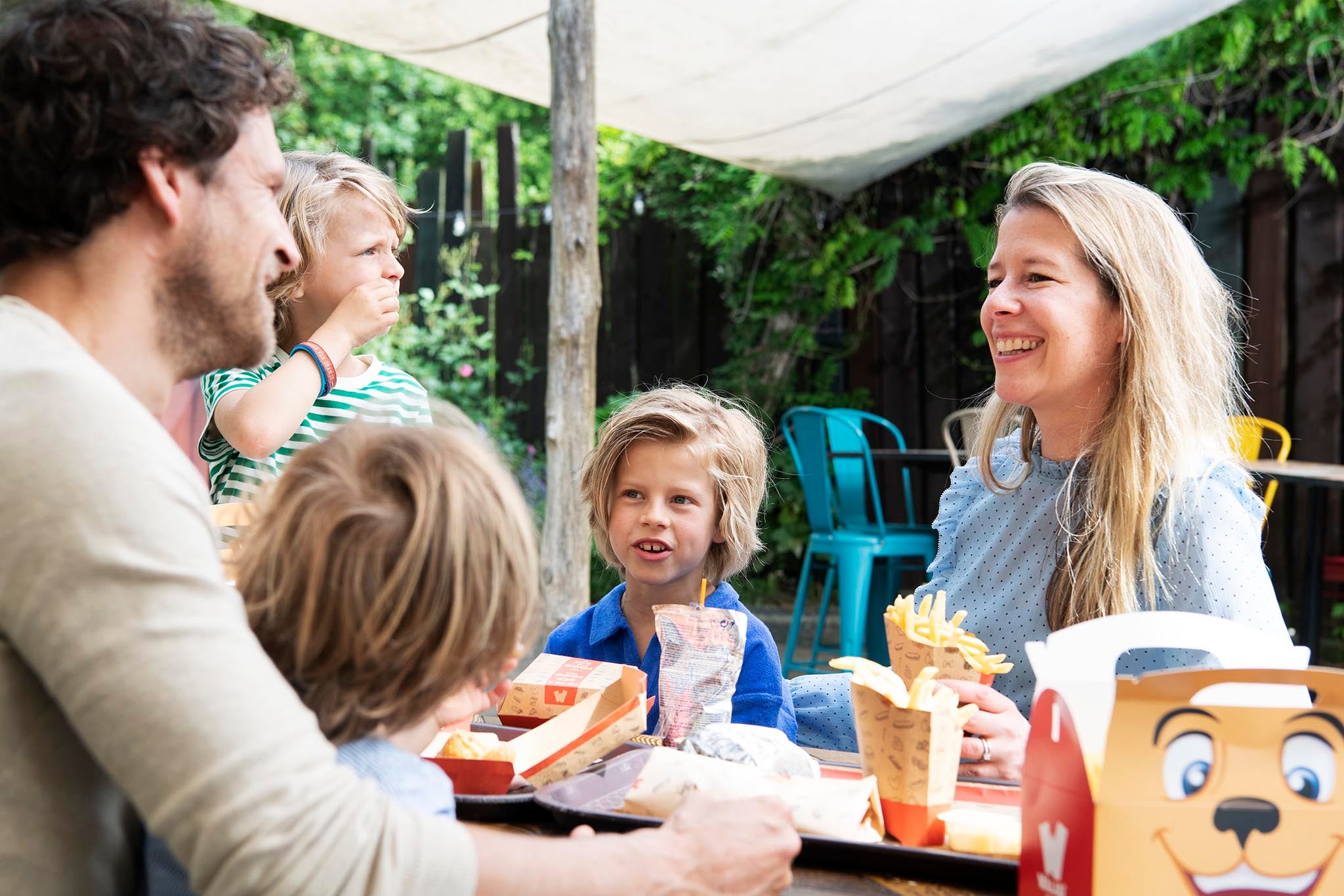 Essen Sie mit der ganzen Familie während eines spektakulären Tages im Walibi Holland.