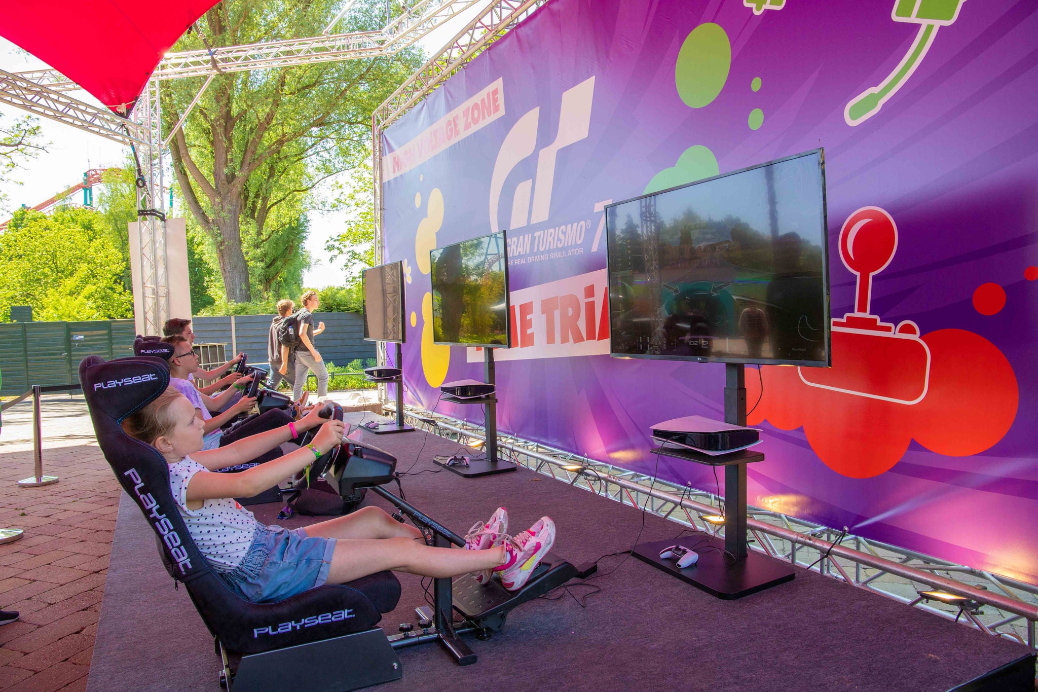 Net alsof je echt racet in een race sim tijdens Walibi Play. 