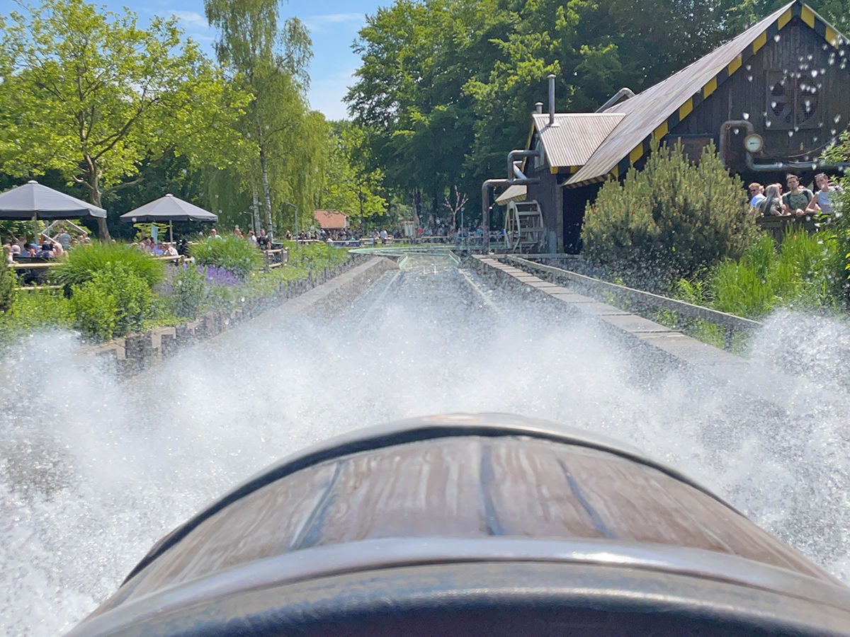 The front point of view of the boat of crazy RIver an attraction in walibi Holland