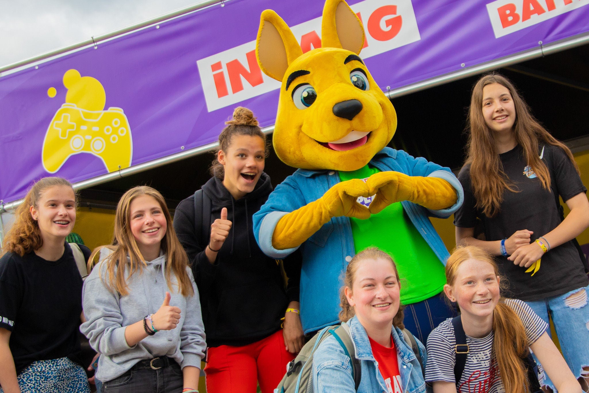 Vriendengroep en mascotte tijdens Walibi Play.